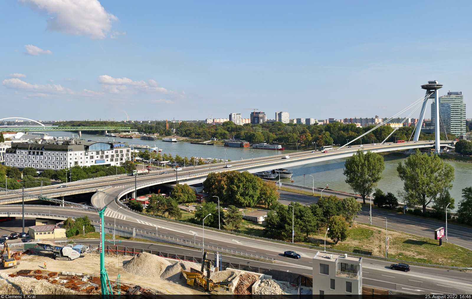 Bratislava (SK):
Die Brcke des Slowakischen Nationalaufstandes (Most SNP), gesehen auf dem Weg zur Burg. Sie wurde am 26.8.1972 erffnet. Demnach feierte sie einen Tag spter ihren 50. Geburtstag.

🕓 25.8.2022 | 16:46 Uhr