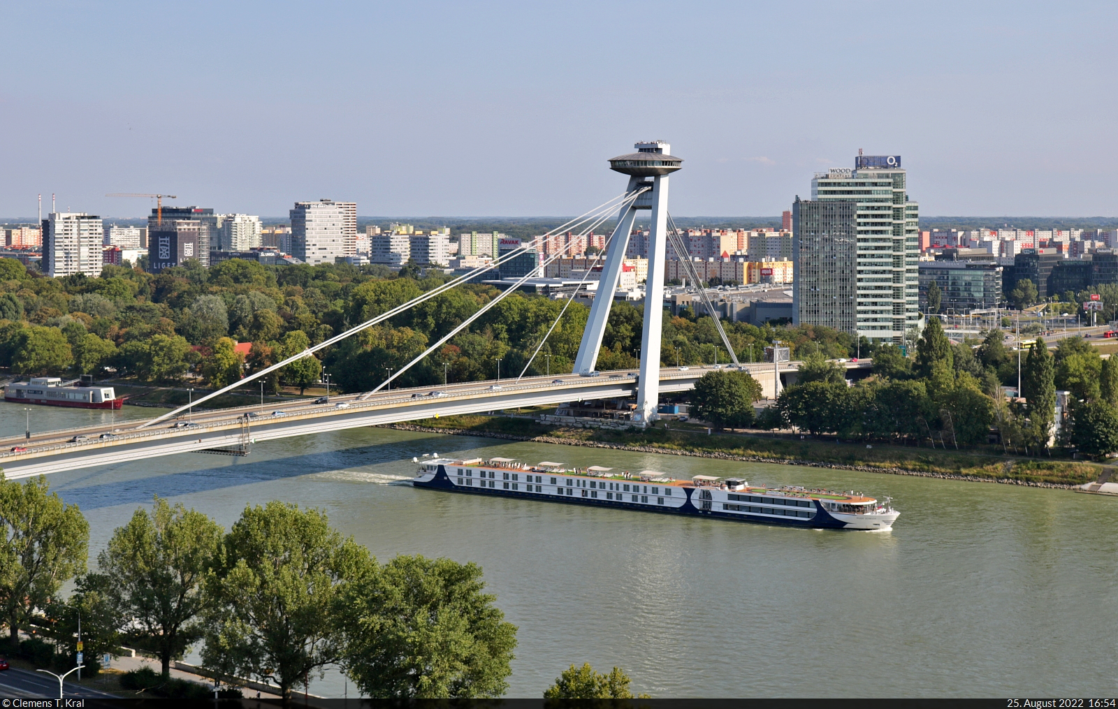 Bratislava (SK):
Ein Blickfang von Weitem ist der 95 Meter hohe UFO-Turm auf der Brcke des Slowakischen Nationalaufstandes (Most SNP). Diesen unterquert gerade ein Kreuzfahrtschiff auf der Donau.

🕓 25.8.2022 | 16:54 Uhr