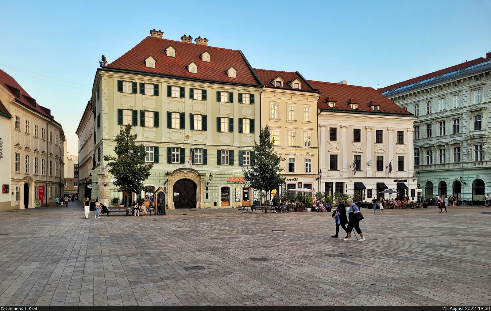 Bratislava (SK):
Huserfront auf dem Hauptplatz der Altstadt – dem Hlavn nmestie.

🕓 25.8.2022 | 19:30 Uhr