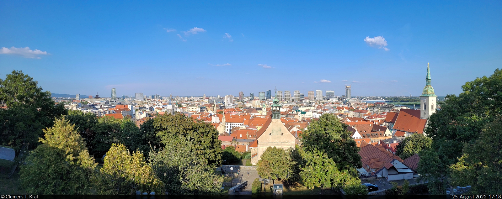 Bratislava (SK):
Stadt-Panorama von der Terrasse eines Restaurants neben der Burg. Etliche alte Bauwerke sind erhalten geblieben und stehen im Kontrast zu den teils gewagt aussehenden Neubauten.

🕓 25.8.2022 | 17:18 Uhr