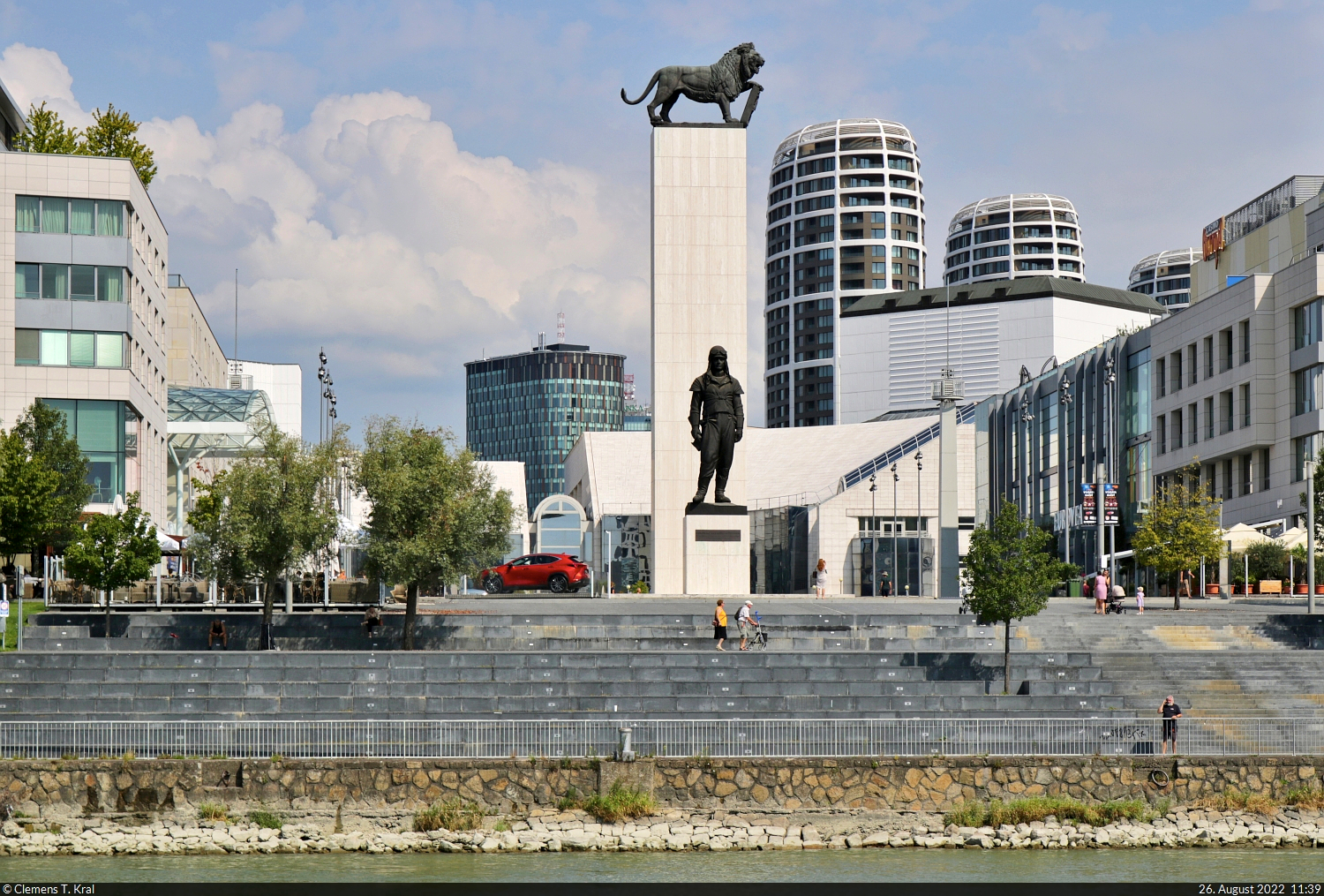 Bratislava (SK):
Zu Ehren des Astronoms, Generals und Politikers Milan Rastislav tefnik wurde an der Donau-Promenade eine Skulptur aufgestellt. Dahinter erheben sich die markanten Wohnhuser des  Sky Park .

🕓 26.8.2022 | 11:39 Uhr