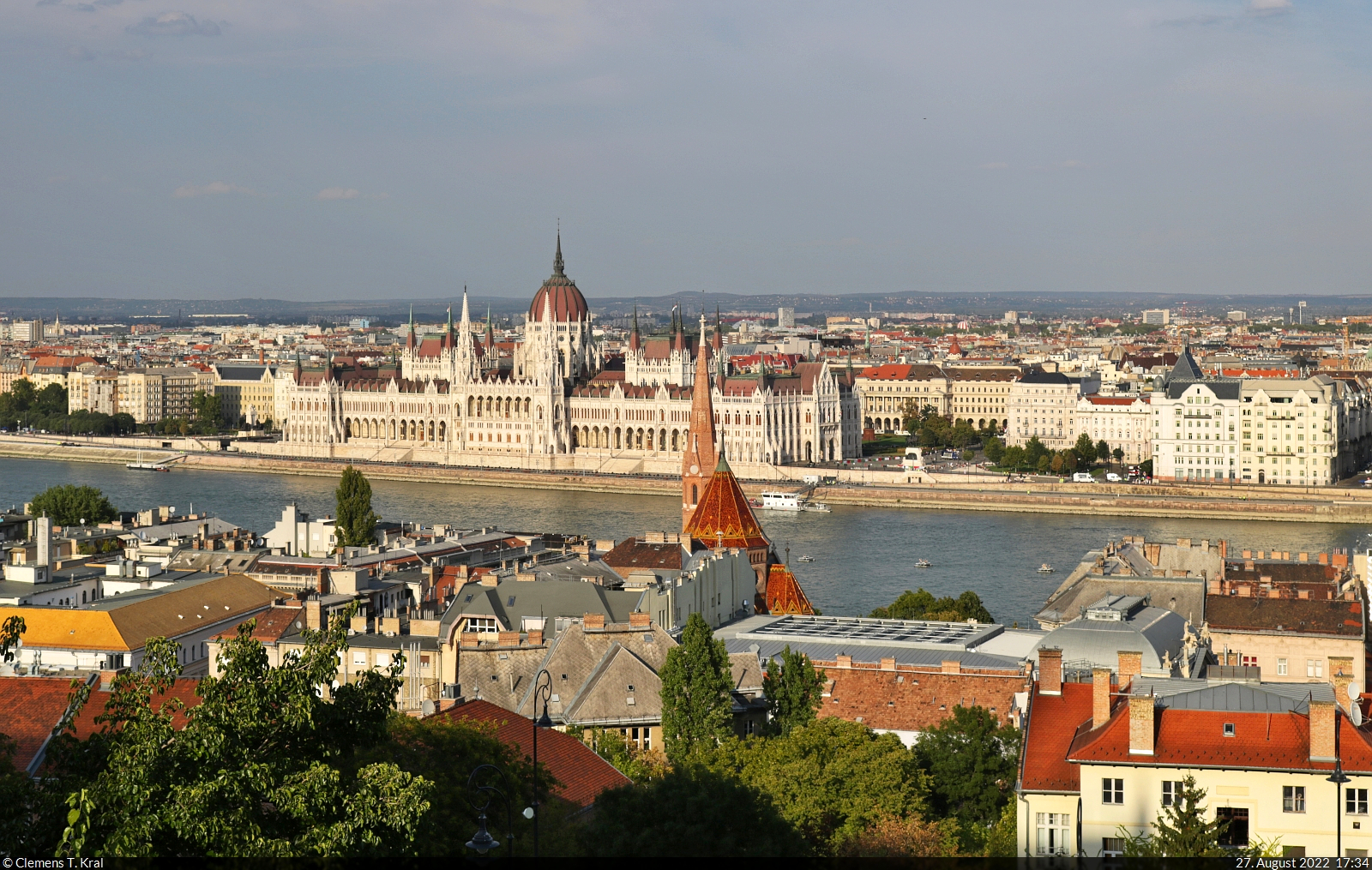 Budapest (HU):
Das imposante Parlamentsgebude, vom der Fischerbastei aus gesehen. Nur der Turm der evangelischen Kirche am Szilgyi-Dezső-Platz steht im Weg, doch ein paar Schritte nach links waren leider nicht mglich.

🕓 27.8.2022 | 17:34 Uhr