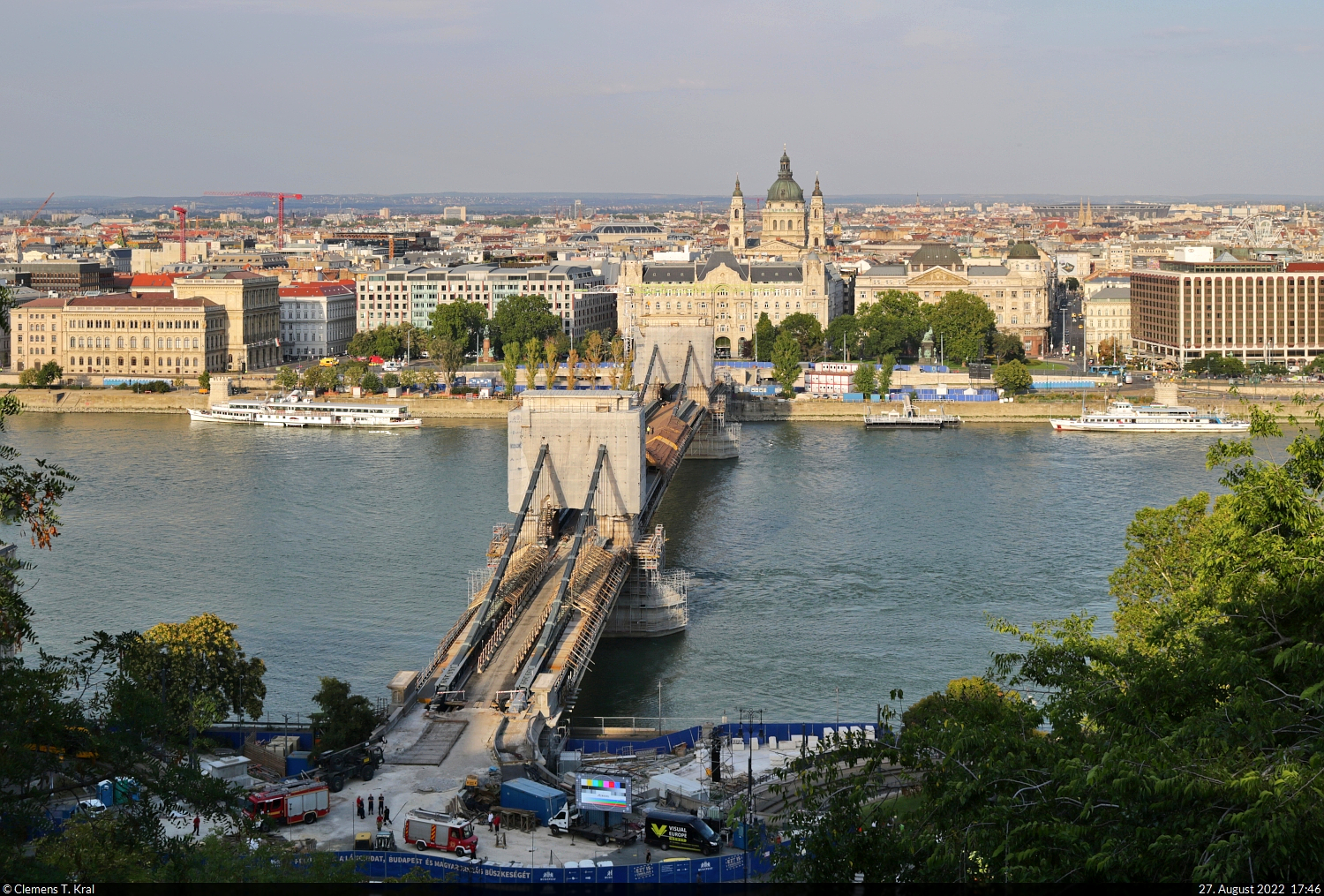 Budapest (HU):
Von der Bergstation der Seilbahn zum Burgviertel sieht man die Kettenbrcke, die wegen Sanierungsarbeiten jedoch aktuell gesperrt ist, sowie dahinter die St.-Stephans-Basilika.

🕓 27.8.2022 | 17:46 Uhr