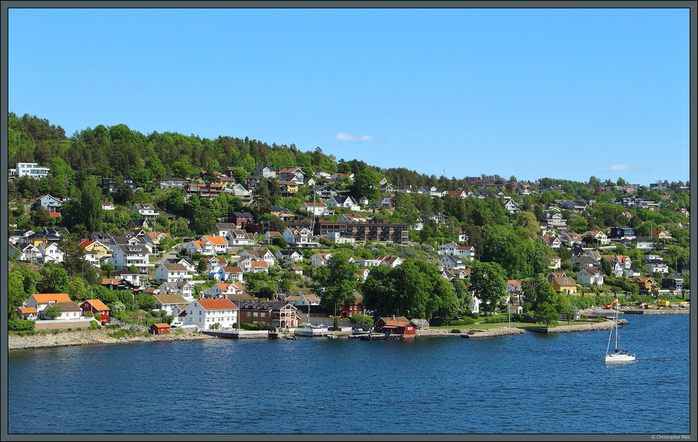 Dank seiner zahlreichen Holzhuser ist die Stadt Drbak am Oslofjord ein beliebtes Ausflugsziel. Historisch bekannt wurde der Ort durch die in der Nhe erfolgte Versenkung des deutschen Kreuzers Blcher im 2. Weltkrieg. (28.05.2023)
