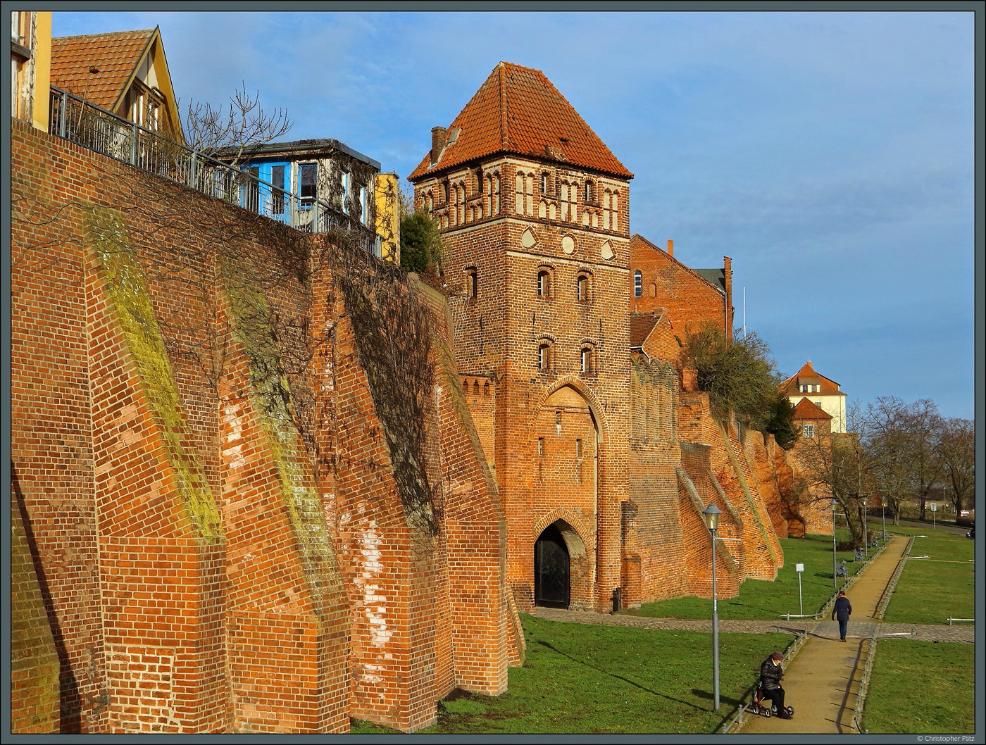 Das im 15. Jahrhundert errichtete Elbtor ist eines der historischen Stadttore in Tangermnde. (05.02.2023)