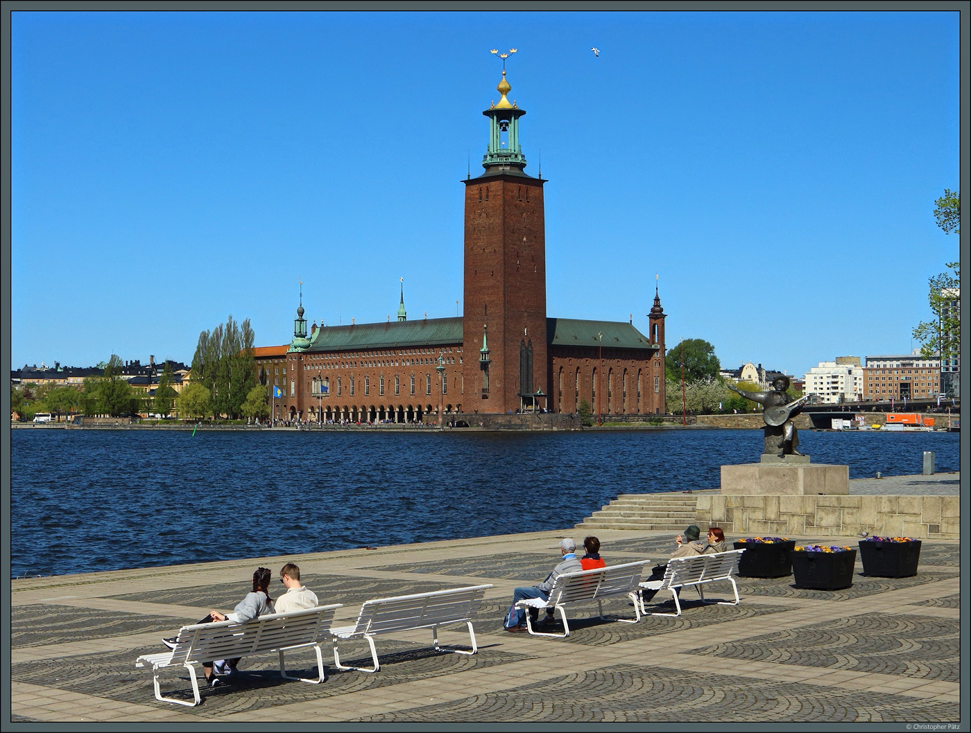 Das 1911 - 1923 erbaute Rathaus Stockholms liegt am Ufer des Mlarsee im Zentrum der schwedischen Hauptstadt. Gegenber dem Rathaus liegt die Insel Riddarholmen. Dort erinnert eine Statur an den schwedischen Snger und Knstler Evert Taube. (Stockholm, 19.05.2023)