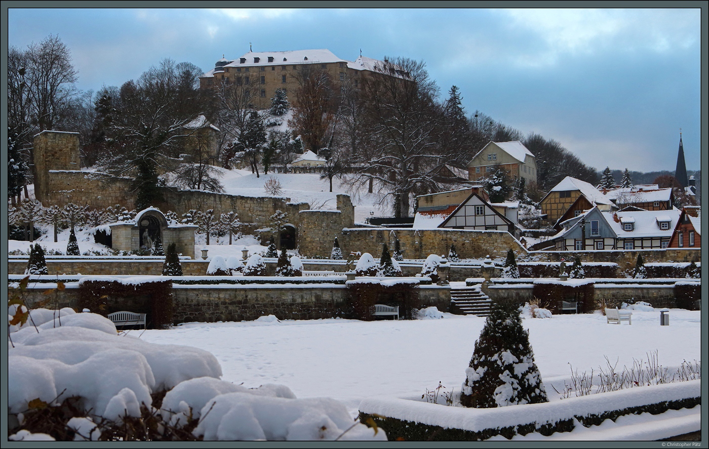 Das barocke Schloss Blankenburg ist das Wahrzeichen der gleichnamigen Stadt im Harz. Unterhalb des Schlosses erstreckt sich der Schlossgarten. Rechts sind die Fachwerkhuser der Altstadt zu erkennen. Am 03.12.2023 prsentiert sich die Szenerie passend zur Adventszeit tiefverschneit.