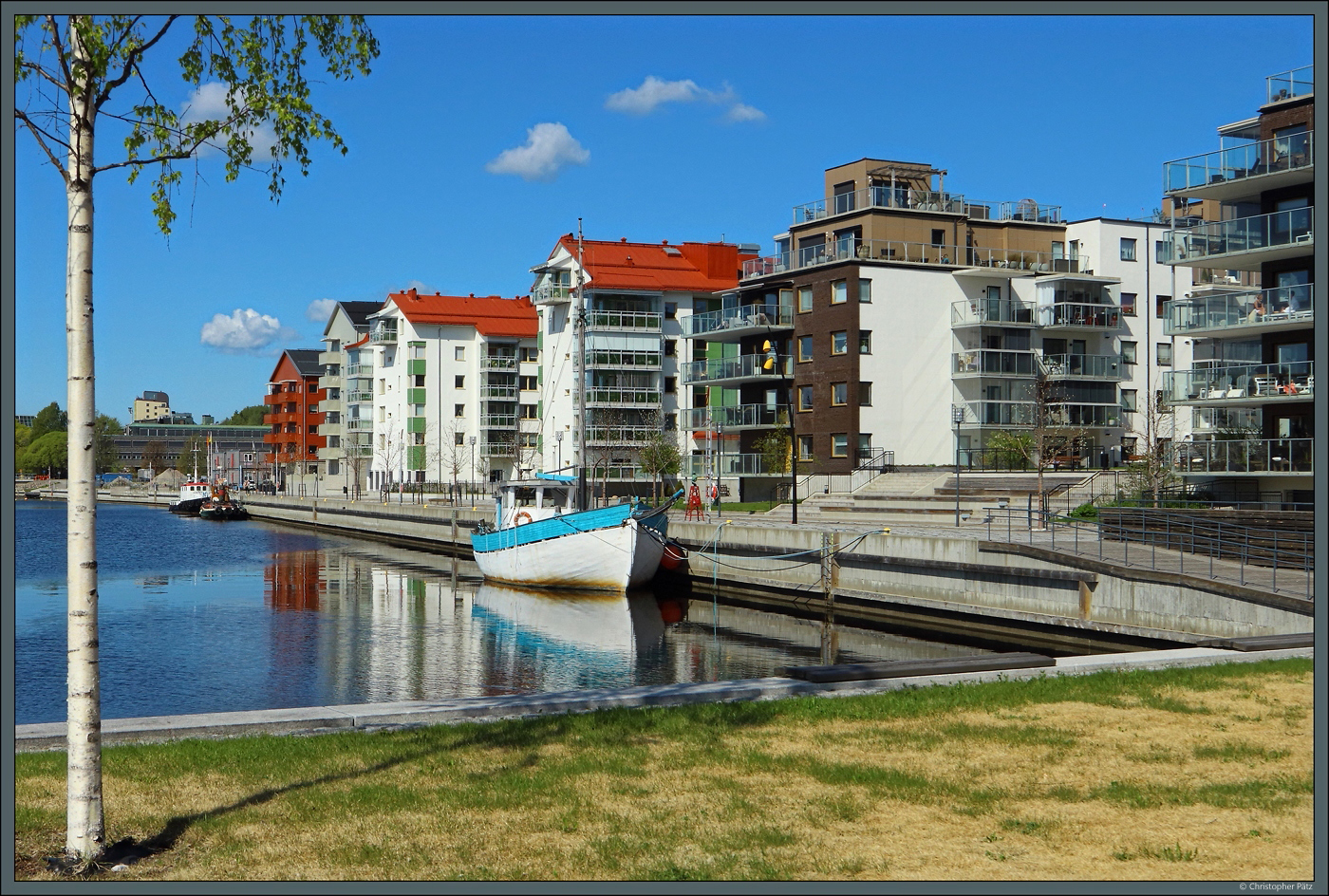 Das ehemalige Hafengebiet Norra Kajen in Sundsvall wurde zu einem modernen Wohngebiet umgebaut. Ein paar Kutter sorgen fr maritimes Flair. (20.05.2023)