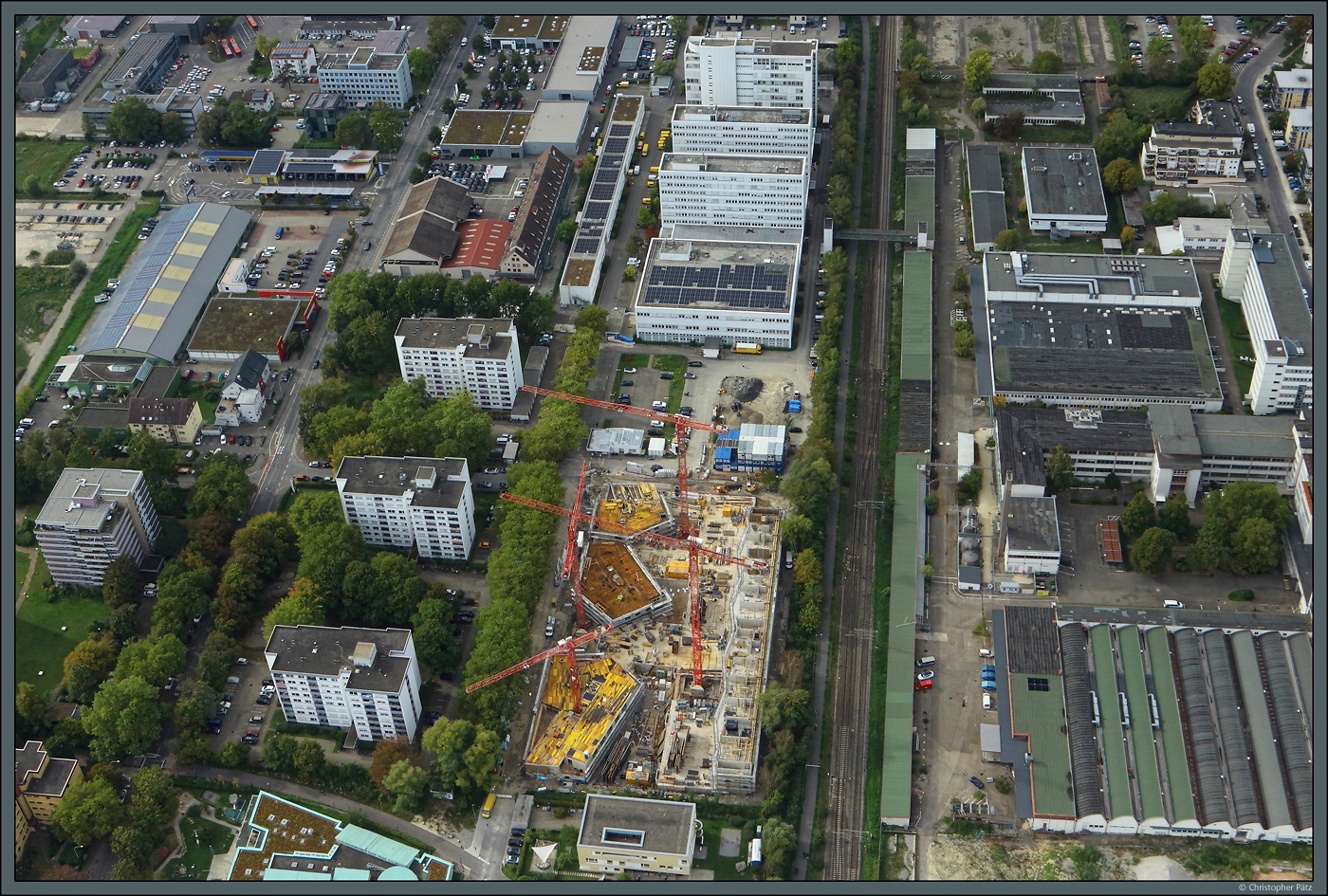 Das ehemalige Siemensareal im Konstanzer Stadtteil Petershausen-West wandelt sich von Gewerbe zum Wohnstandort. Am 05.10.2023 drehen sich die Krne zur Errichtung des Quartiers  Weiherhof Nord . Rechts der Bahngleise sollen die Werkshallen Wohn- und Gewerbegebuden des Quartiers  Bcklepark  weichen.