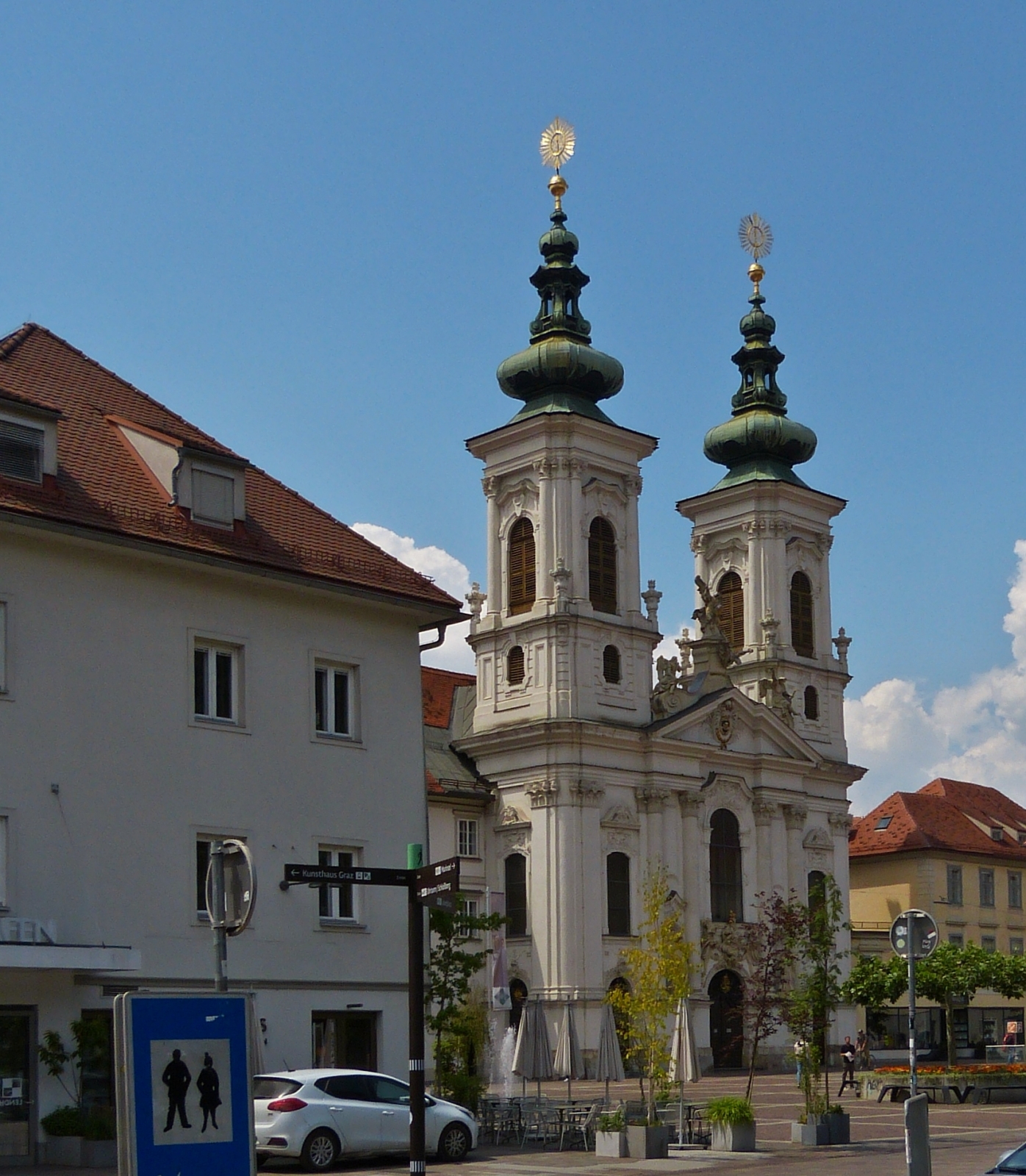 Das Eingangsportal der Mariahilfkirche in Graz, seit 1783 Pfarrkirche der Pfarrei Graz-Mariahilf, im Dekanat Graz-Mitte. 02.06.2023