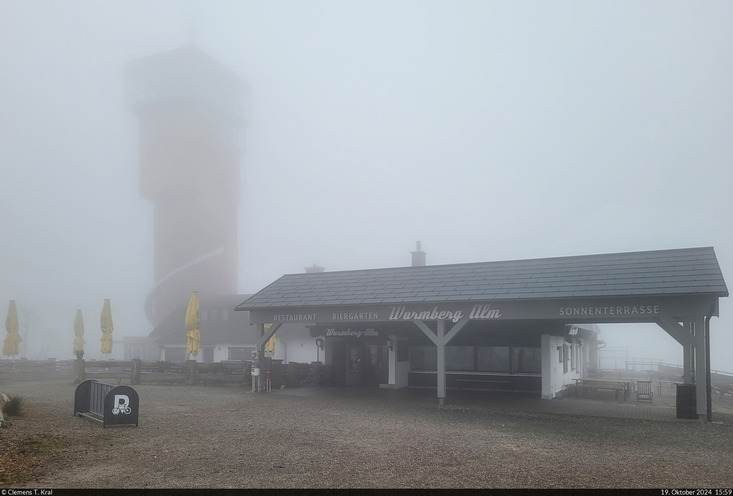Das hat Herbst auf fast 1000 Metern Hhe so an sich: eingenebeltes Plateau des Wurmbergs (Harz) bei Braunlage mit Aussichtsturm und Restaurant  Wurmberg Alm .

🕓 19.10.2024 | 15:59 Uhr