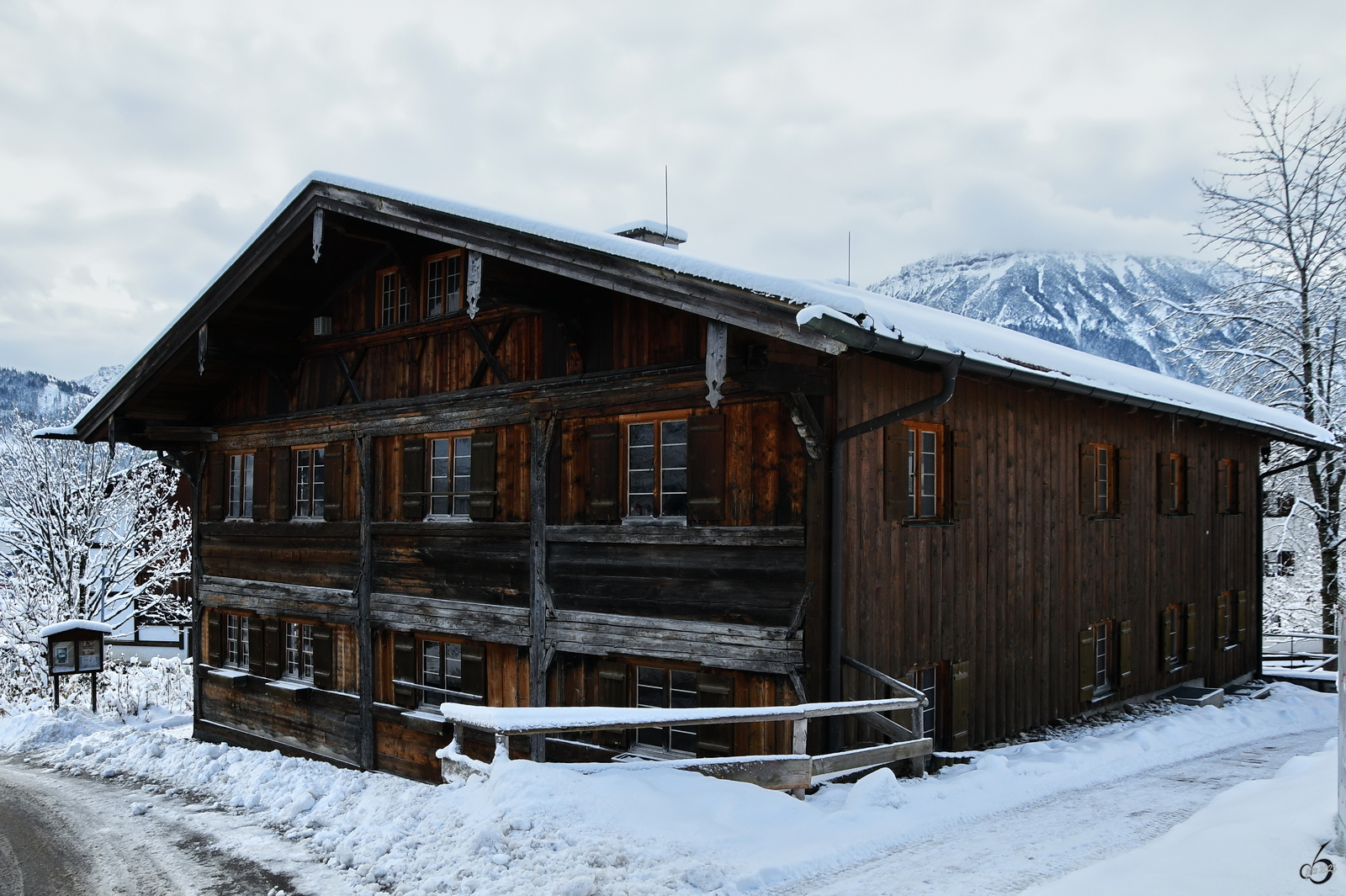 Das Heimathaus in Pfronten ist ein ehemaliges Armenhaus und beherbergt heute die Stadtbcherei und eine heimatkundliche Sammlung. (November 2023)