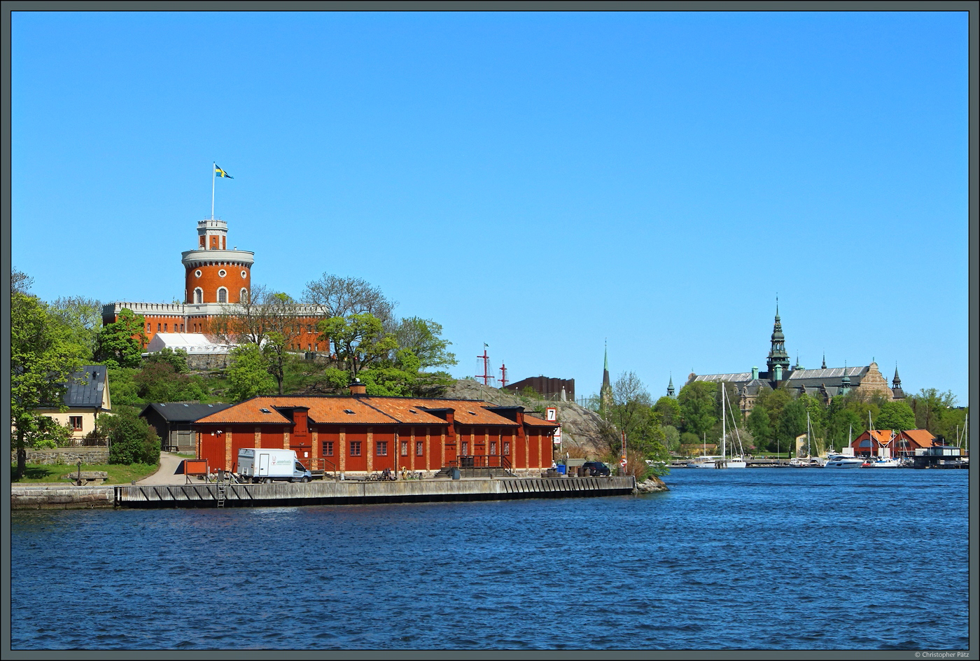 Das Kastellet gibt der Insel Kastellholmen im Zentrum Stockholms ihren Namen. Die Anlage mit dem markanten Turm wurde 1846-1848 errichtet. Rechts im Hintergrund ist das nordische Museum zu sehen. (Stockholm, 18.05.2023)