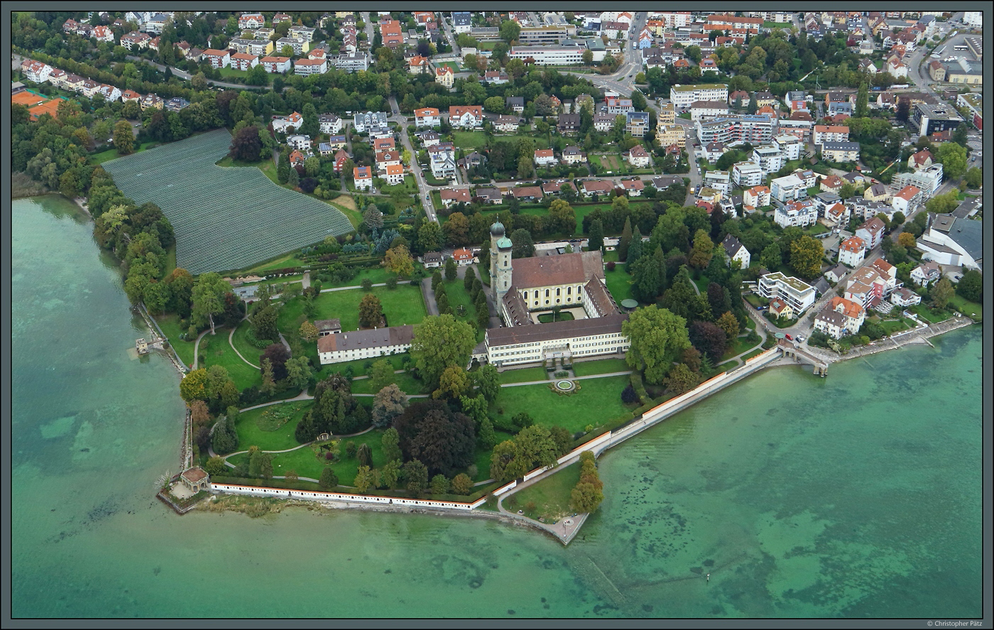 Das Kloster Hofen wurde im 11. Jahrhundert als Benediktinerkloster gegrndet. Im 19. Jahrhundert wurde die Anlage zur Sommerresidenz der Knige von Wrttemberg umgebaut und seitdem auch als Schloss Friedrichshafen bezeichnet. (Friedrichshafen, 05.10.2023)
