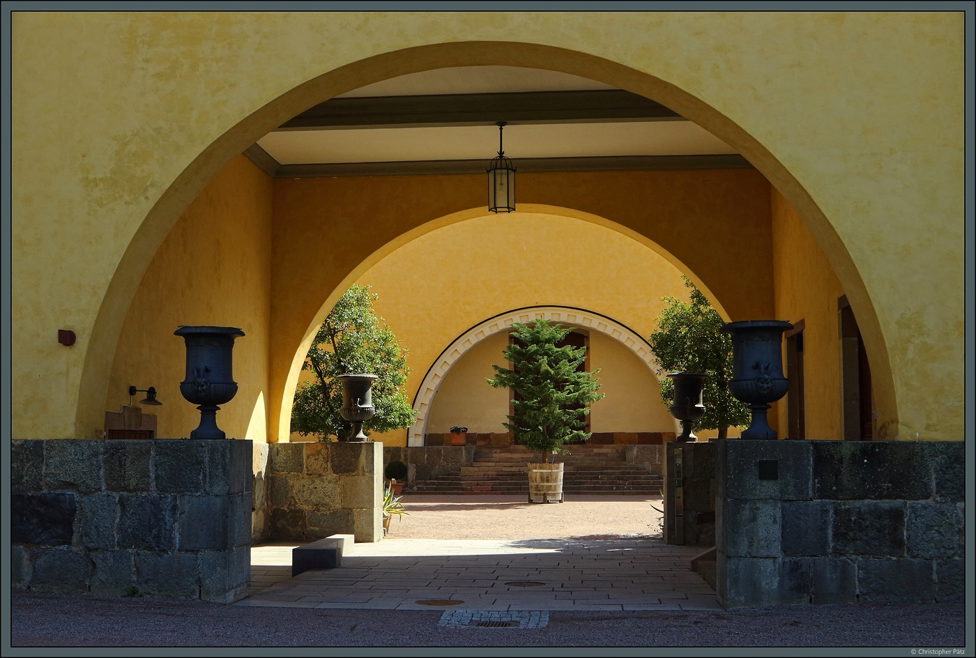 Das Linneanum erffnete 1807 als Orangerie im Botanischen Garten von Uppsala. Zu sehen ist der Durchgang in deren Innenhof. (Uppsala, 19.05.2023)