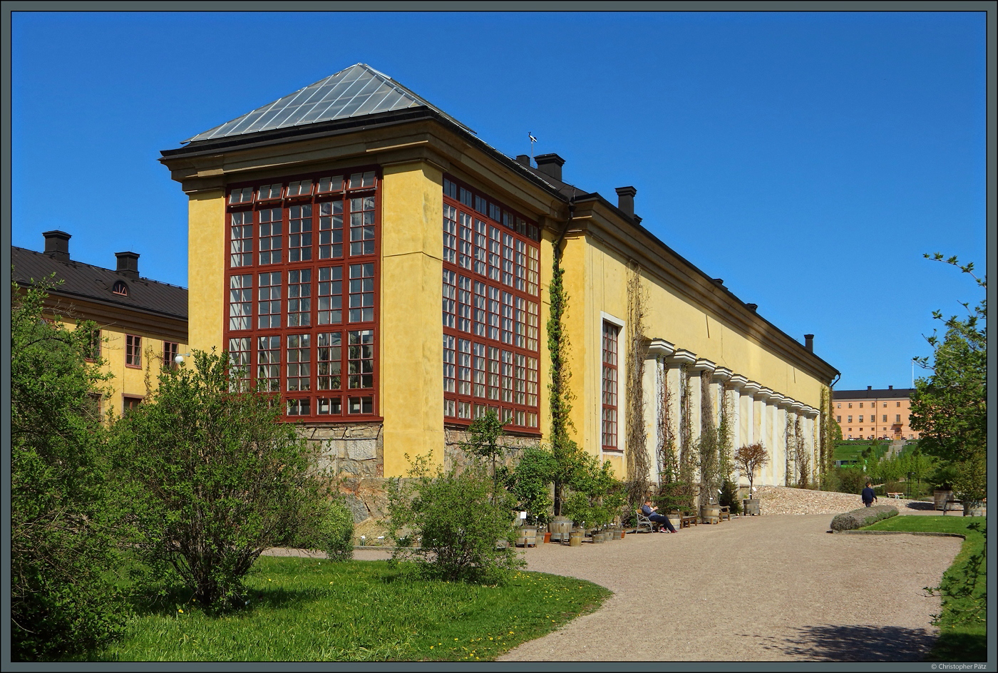 Das Linneanum in Uppsala wird auch 200 Jahre nach seiner Erffnung weiterhin als Orangerie genutzt. Am sonnigen 19.05.2023 stehen viele Pflanzen bereits vor dem Gebude.