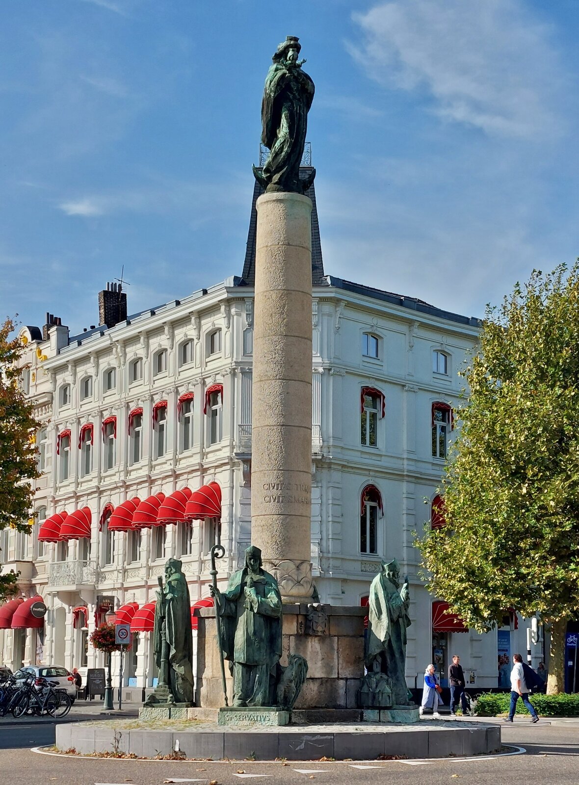 Das Maria Monument, wurde zu Ehren der Jungfrau Maria und den Vier heiligen Bischfen aus Maastricht errichtet. 
Es steht seit 1952 im Zentrum des Stadtteils Wyck in Maastricht. (Wikipedia) (Jeanny) 06.10.2023