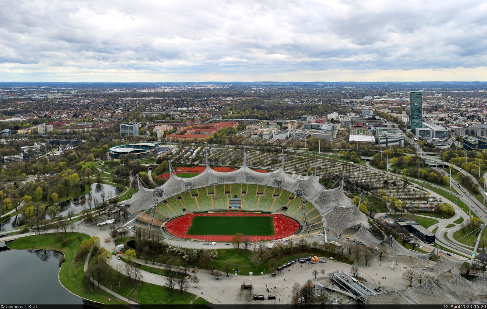 Das Mnchner Olympiastadion entstand im Rahmen der Olympischen Spiele 1972 und fasst knapp 70.000 Pltze. ber viele Jahre fr Fuballspiele genutzt, finden dort heute vermehrt Open-Air-Konzerte statt. Gesehen von der Aussichtsplattform des Olympiaturms.

🕓 12.4.2023 | 15:20 Uhr