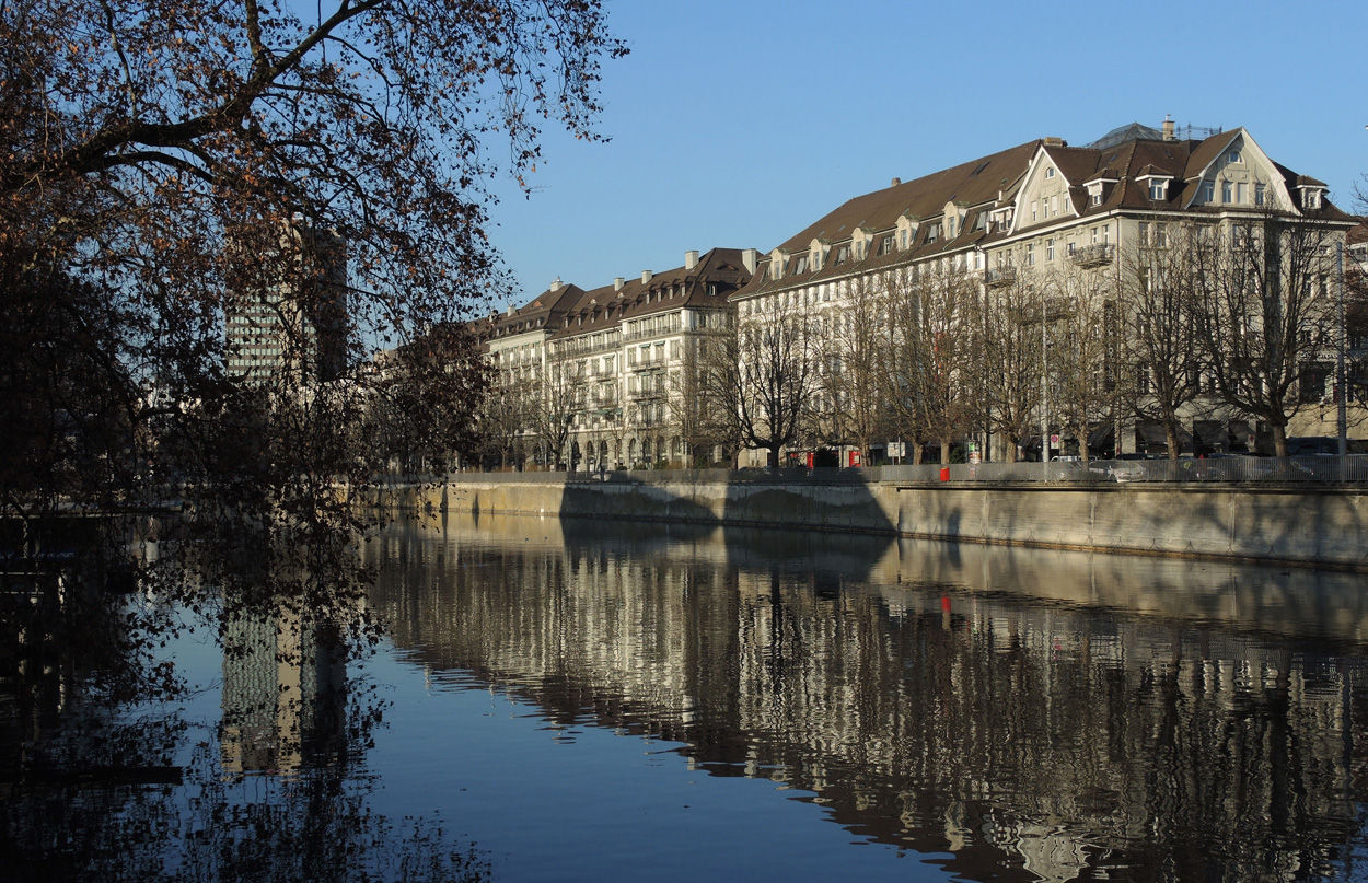 Das Neumhlequai am rechten Limmatufer in Zrich. Von der Walchebrcke aufgenommen am 11.11.2015.