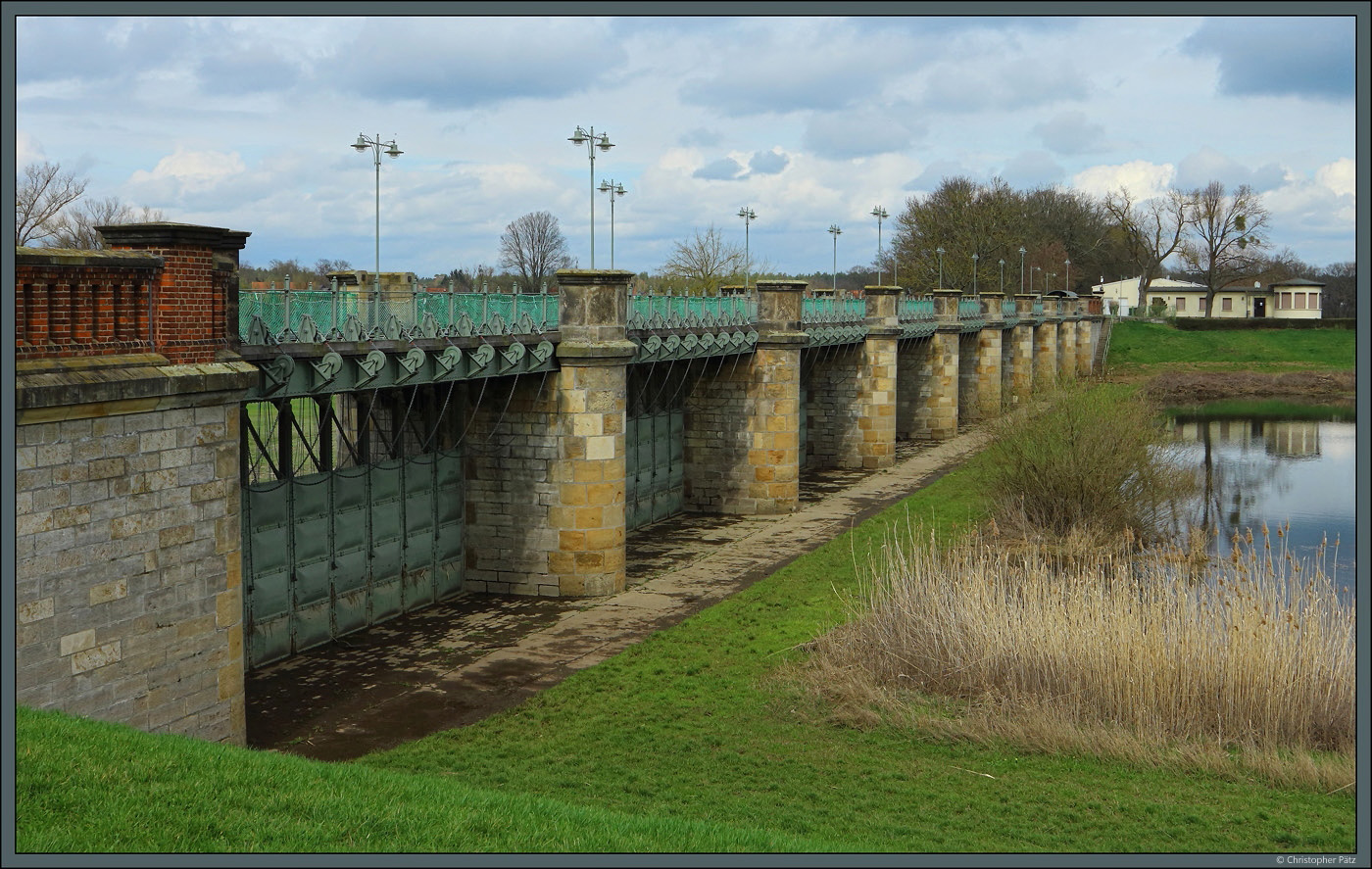 Das Pretziener Wehr wurde 1869 - 1875 zusammen mit dem Umflutkanal als Hochwasserschutzanlage fr die Stadt Magdeburg errichtet. Auch heute noch erfllt das historische Bauwerk diese Funktion. Bei Hochwasser wird die Anlage geffnet und damit teilweise um die Stadt Magdeburg herumgeleitet. Bei niedrigem Wasserstand ist das Wehr geschlossen, um den Schiffsverkehr auf der Elbe zu gewhrleisten. (Pretzien, 26.03.2023)