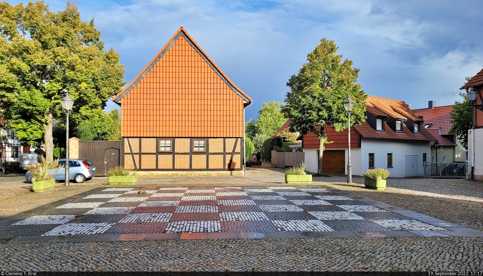 Das Schachspiel im Schachdorf Strbeck hat eine jahrhundertelange Tradition, weshalb es inzwischen als immaterielles UNESCO-Kulturerbe anerkannt wurde. Den Dreh- und Angelpunkt des Dorfes bildet der Platz am Schachspiel, wo auch Lebendschach gespielt werden kann. Hhepunkt eines jeden Jahres ist das dreitgige Schach- und Dorffest im Frhsommer.

🕓 19.9.2022 | 17:17 Uhr