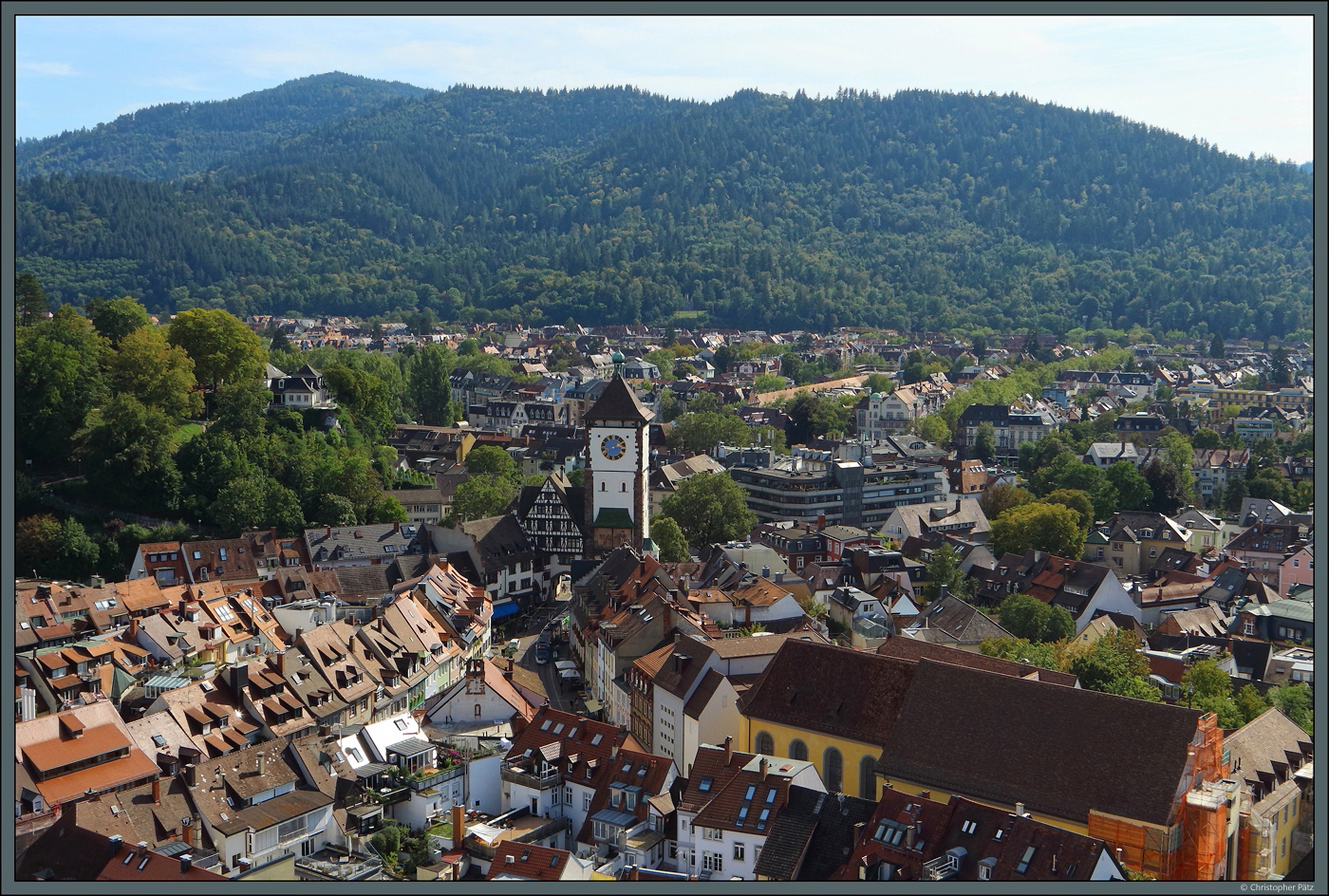 Das Schwabentor bildet die sdstliche Grenze der Altstadt von Freiburg. Rechts im Vordergrund ist das Augustinermuseum zu sehen. Mglich war der Ausblick am 28.09.2023 vom Freiburger Mnster.