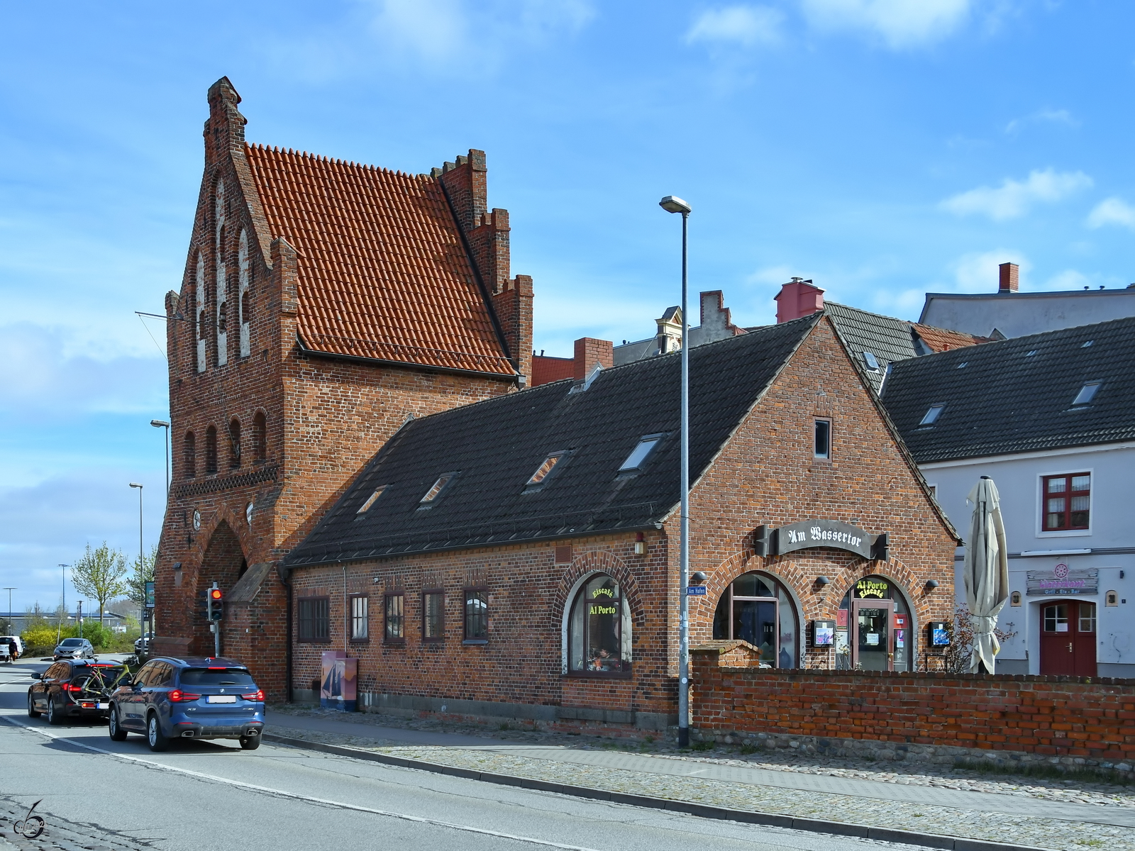 Das um 1450 im Stil der Backsteingotik erbaute Wassertor ist das letzte erhaltene von ursprnglich fnf Stadttoren in Wismar. (April 2024)