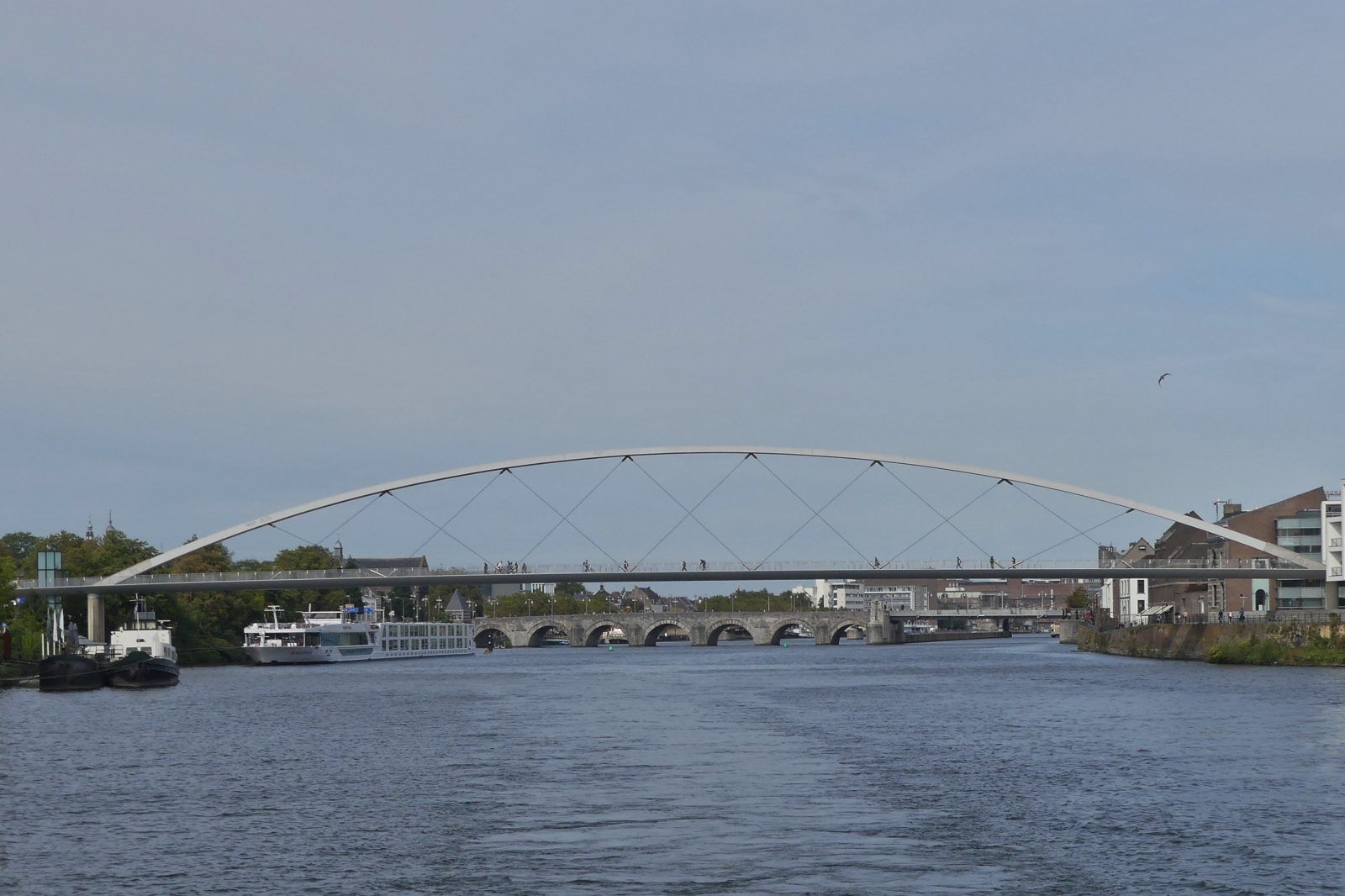 De Hoge Brug, eine Fugnger- und Fahrradbrcke ber die Maas in Maastricht, 
dahinter ist die Sint Servaasbrug zu sehen, rechts von der Brcke wurden Bgen entfernt um den Kanal die Schifffahrt befahrbar zu machen. 10.2023