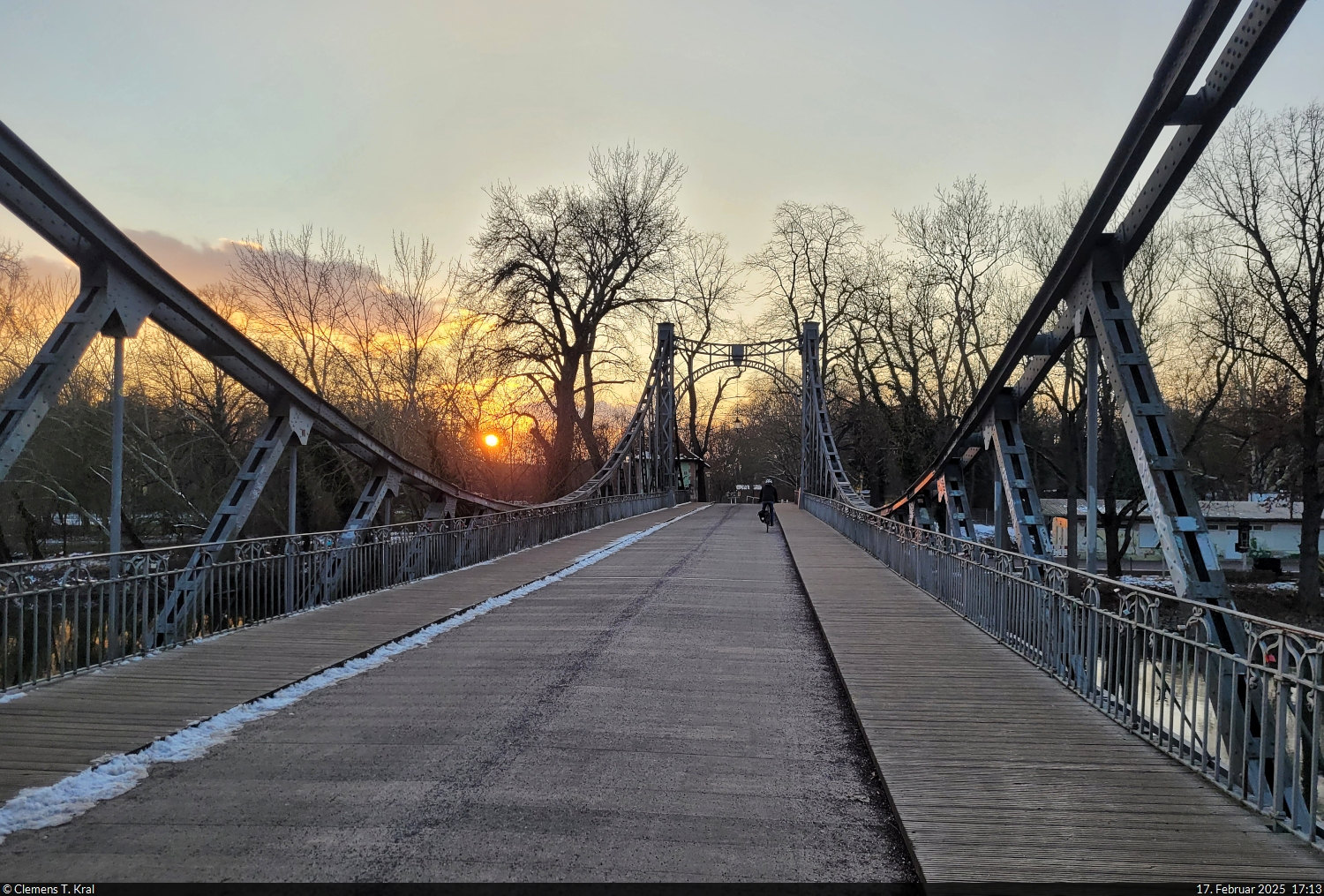 Dem Sonnenuntergang entgegen: Radfahrer und Fugnger auf der Peinitzbrcke in Halle (Saale) knnen die Saale an diesem spten Nachmittag stimmungsvoll berqueren.

🕓 17.2.2025 | 17:13 Uhr