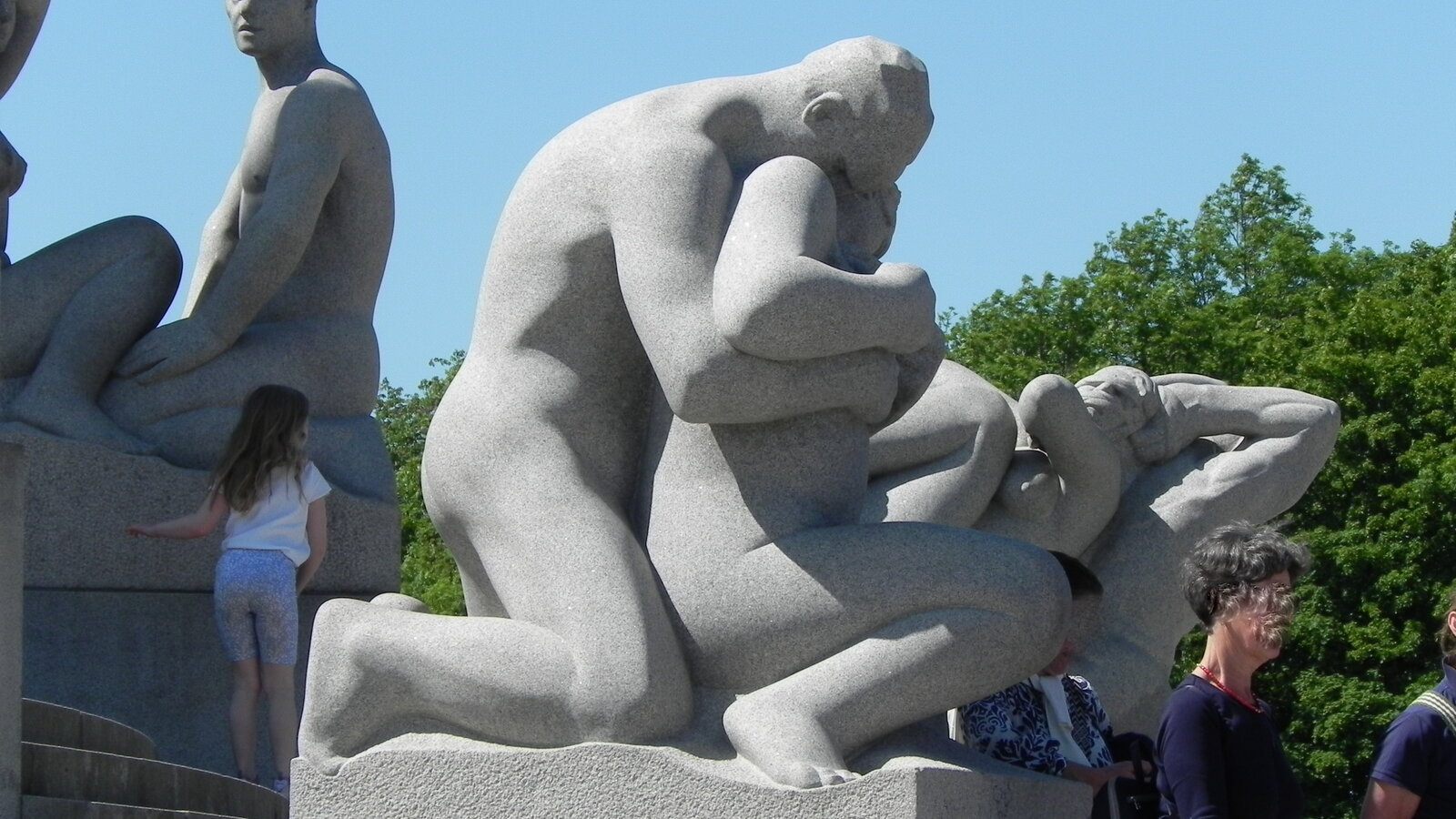 Der Frognerpark in Oslo am 04.06.2023. Der bedeutenste norwegische Bildhauer, Gustav Vigeland, hat in diesem Park eine einzigartige Sammlung von 212 lebensgroen Stein-, Gusseisen- und Bronzeskulpturen geschaffen. Das Thema des Parks ist eine Ode an das Leben. Vigeland ging es in erster Linie darum, menschliche Beziehungen abzubilden.