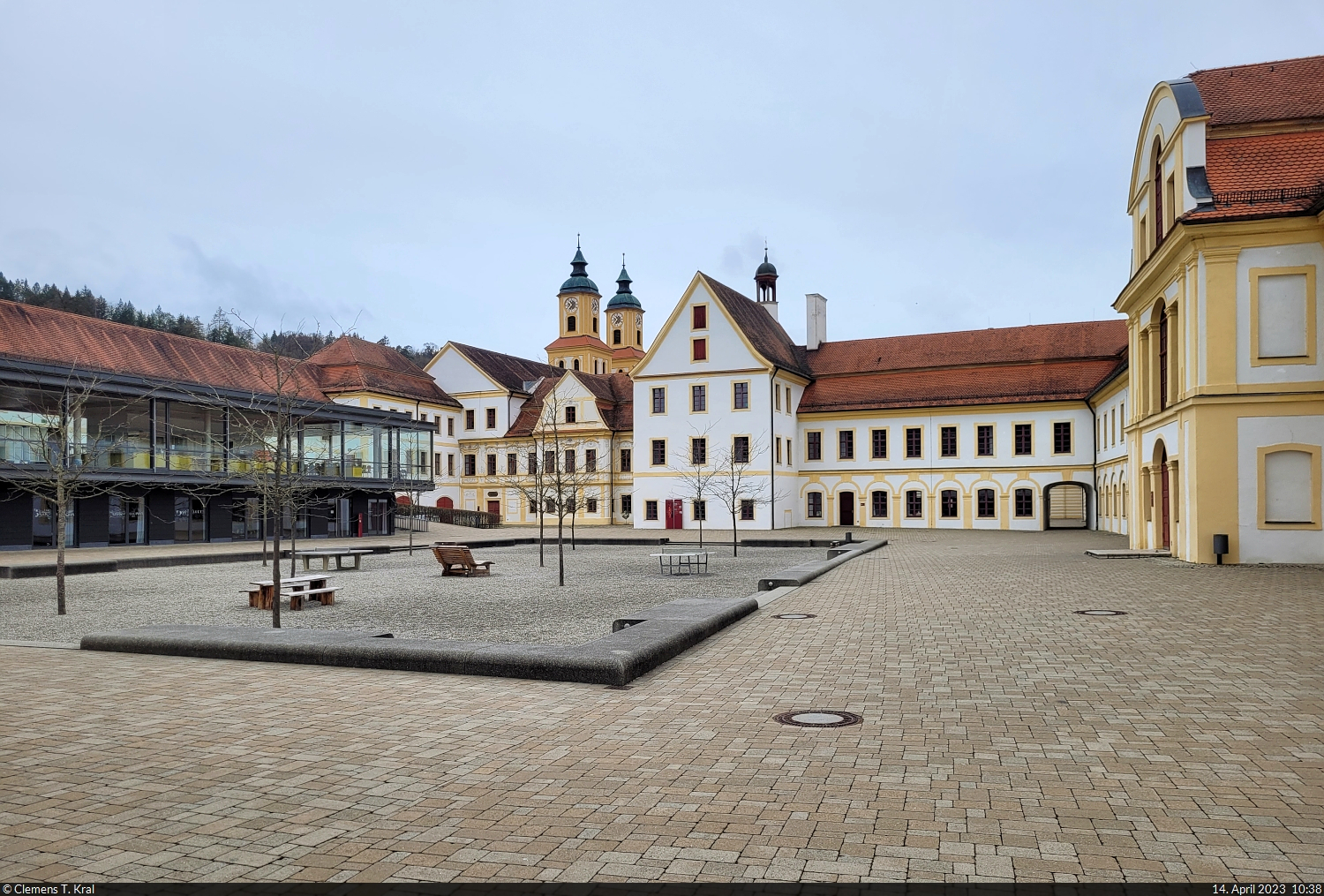 Der Innenhof des Klosters Rebdorf beherbergt u.a. die Maria-Ward-Realschule Eichstätt. Im Hintergrund sind die beiden Kirchtürme von  St. Johannes der Täufer  zu sehen.

🕓 14.4.2023 | 10:38 Uhr
