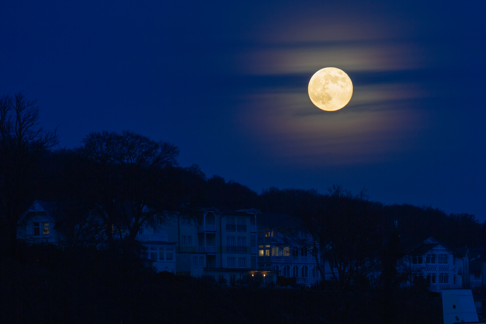 Der letzte Vollmond fr dieses Jahr steht ber der Sassnitzer Altstadt. - 27.12.2023
