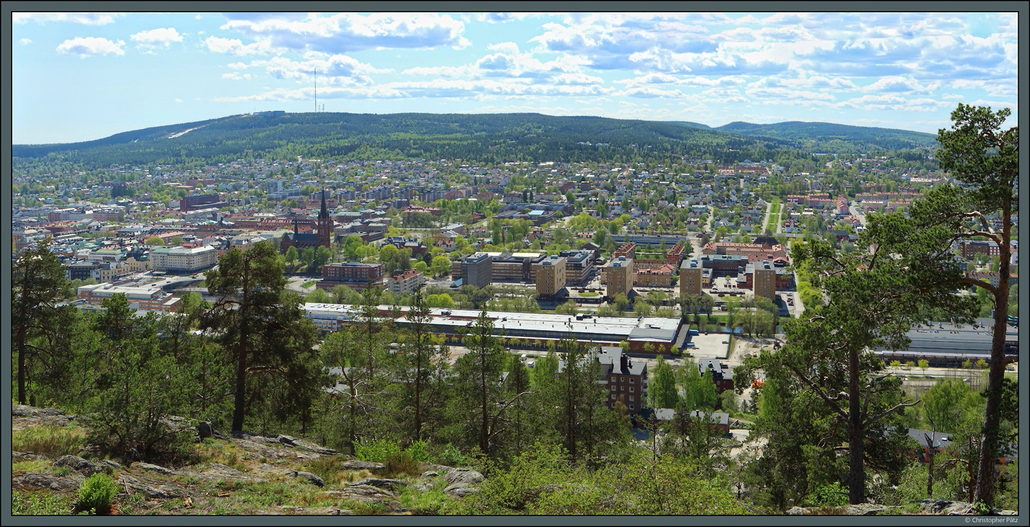 Der Norra Berget bietet einen schnen Blick ber die Stadt Sundsvall. Hervor sticht die Kirche  Gustav Adolf . Links davon befindet sich die Altstadt Stenstaden, rechts der Stadtteil Vstermalm. Im Hintergrund ist der Sdra Stadsberget mit seinem Sendemasten zu erkennen. (Sundsvall, 20.05.2023)