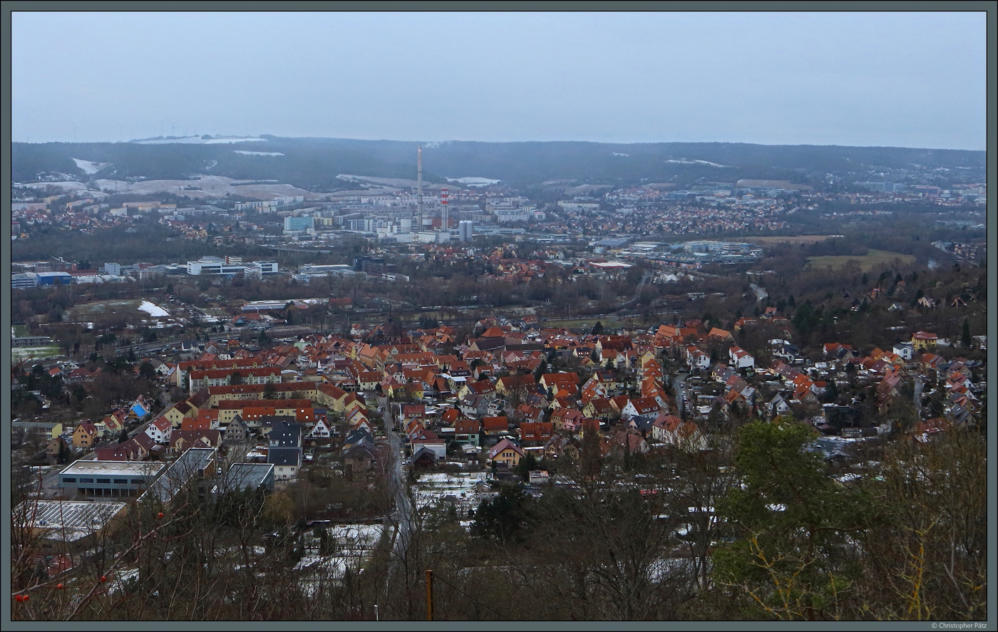 Der Stadtteil Lobeda-Altstadt gehrt seit 1946 zu Jena. Zwischen Wohnhusern lassen sich die Peterskirche und das Schloss ausmachen. Den Hintergrund auf dem anderen Ufer der Saale dominiert das Heizkraftwerk Jena Sd, dahinter befindet sich der Stadtteil Winzerla mit ausgedehnten Plattenbau-Siedlungen. (Jena, 14.01.2024)