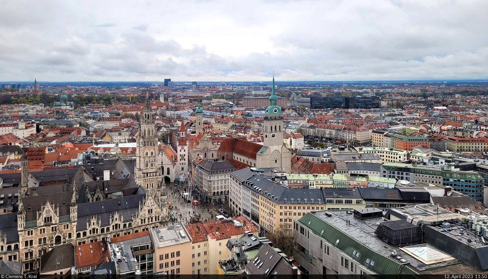 Der Sdturm der Mnchner Frauenkirche ist von April bis Oktober begehbar. Aus etwa 90 Metern Hhe kann man auf die Dcher der bayerischen Landeshauptstadt und darber hinaus schauen. Hier u.a. erkennbar sind das Rathaus und der  Alte Peter  am Marienplatz.

🕓 12.4.2023 | 11:50 Uhr