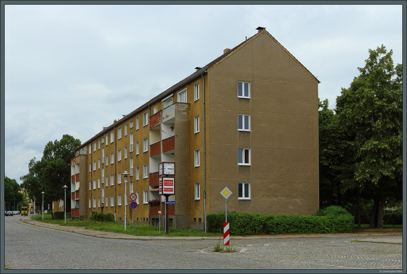 Der Wohnkomplex IV in Eisenhttenstadt entstand 1958-61 und besteht abseits der Hauptachsen bereits weitgehend aus schmucklosen Typenbauten. (Eisenhttenstadt, 05.08.2023)
