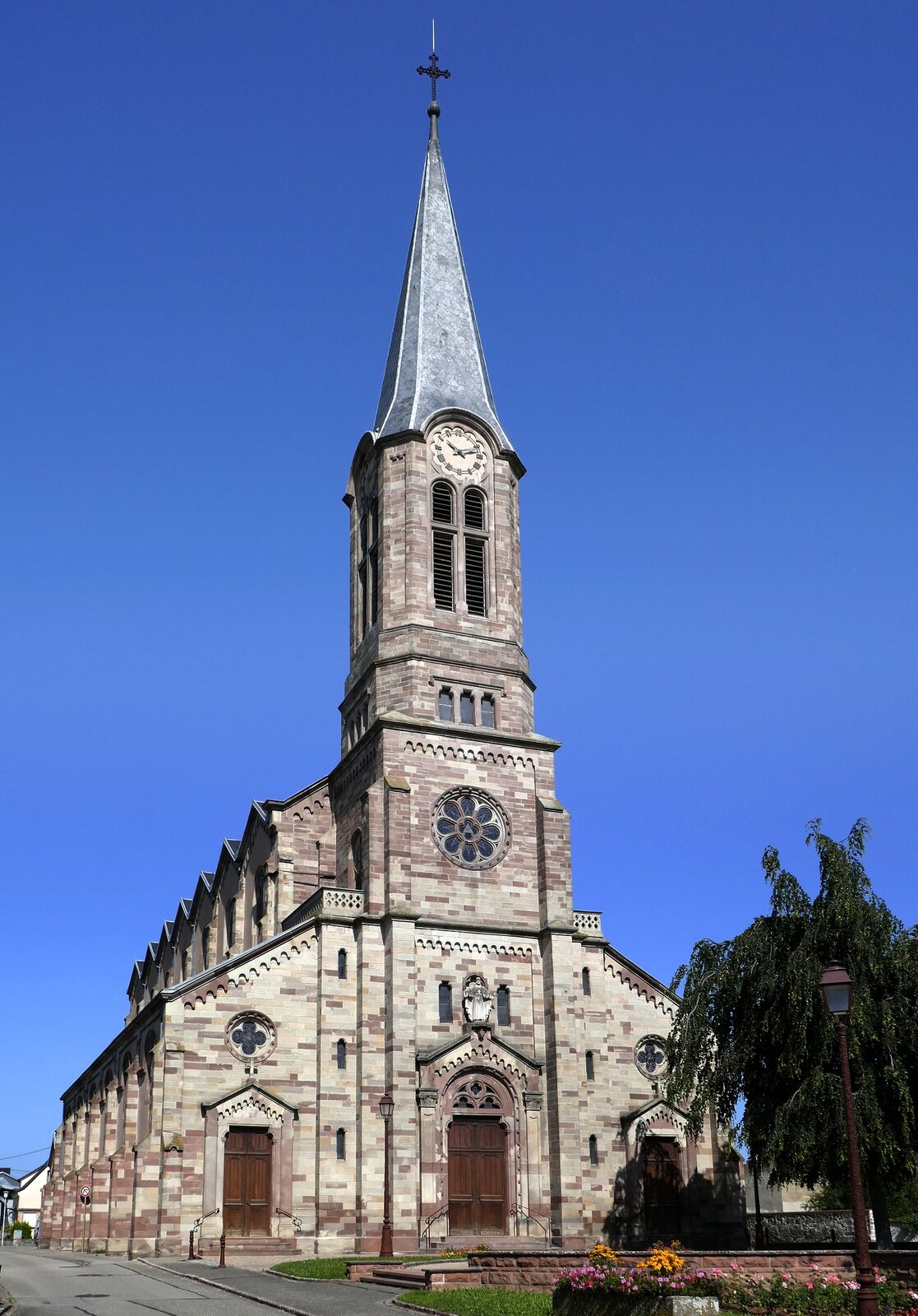 Dessenheim im Oberelsaß, die katholische Kirche St.Leodegar, Juli 2021