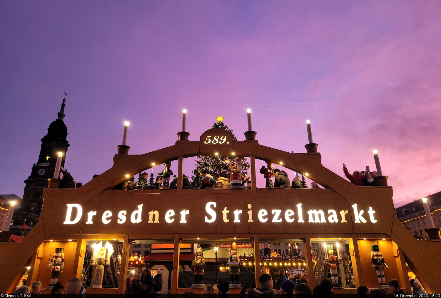 Deutschlands ltester Weihnachtsmarkt, der Dresdner Striezelmarkt, lockte im vergangenen Jahr bereits zum 589. Mal auf den Altmarkt und in umliegende Straen. Im Bild der Schwibbogen mit der Kreuzkirche im Hintergrund.

🕓 16.12.2023 | 16:23 Uhr