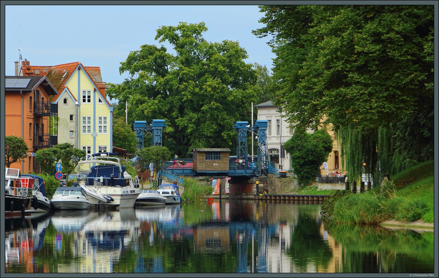 Die 1916 errichtete Plauer Hubbrcke berbrckt die Elde in der Altstadt von Plau am See. (29.08.2025)