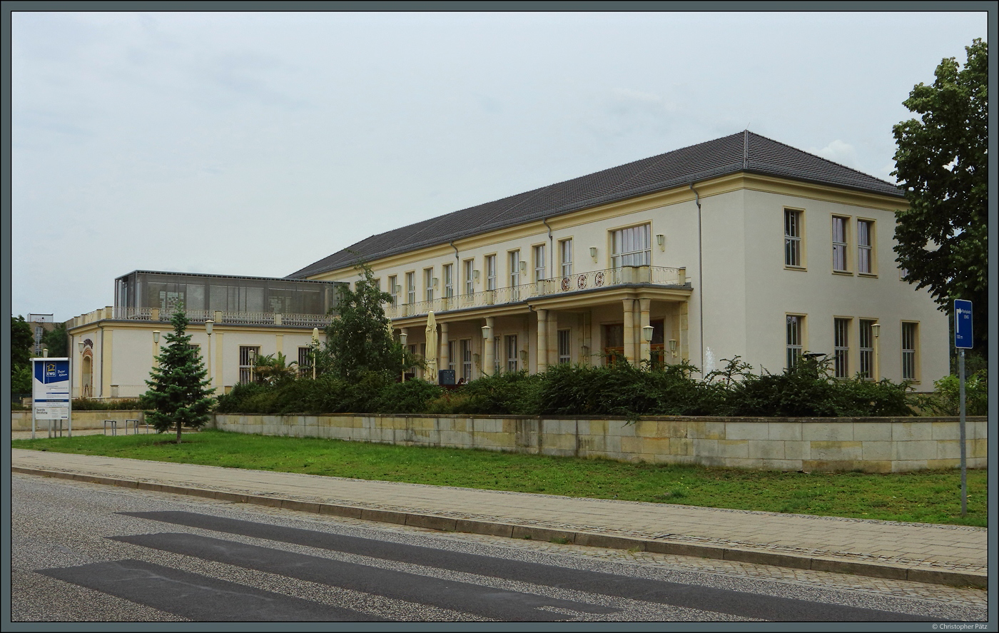 Die 1953 errichtete Grogaststtte  Aktivist  in Eisenhttenstadt ist heute der Sitz der rtlichen Wohnungsbaugenossenschaft, beherbergt aber auch unter dem altem Namen eine schn restaurierte Gaststtte im Stil der 50er Jahre. (05.08.2023)