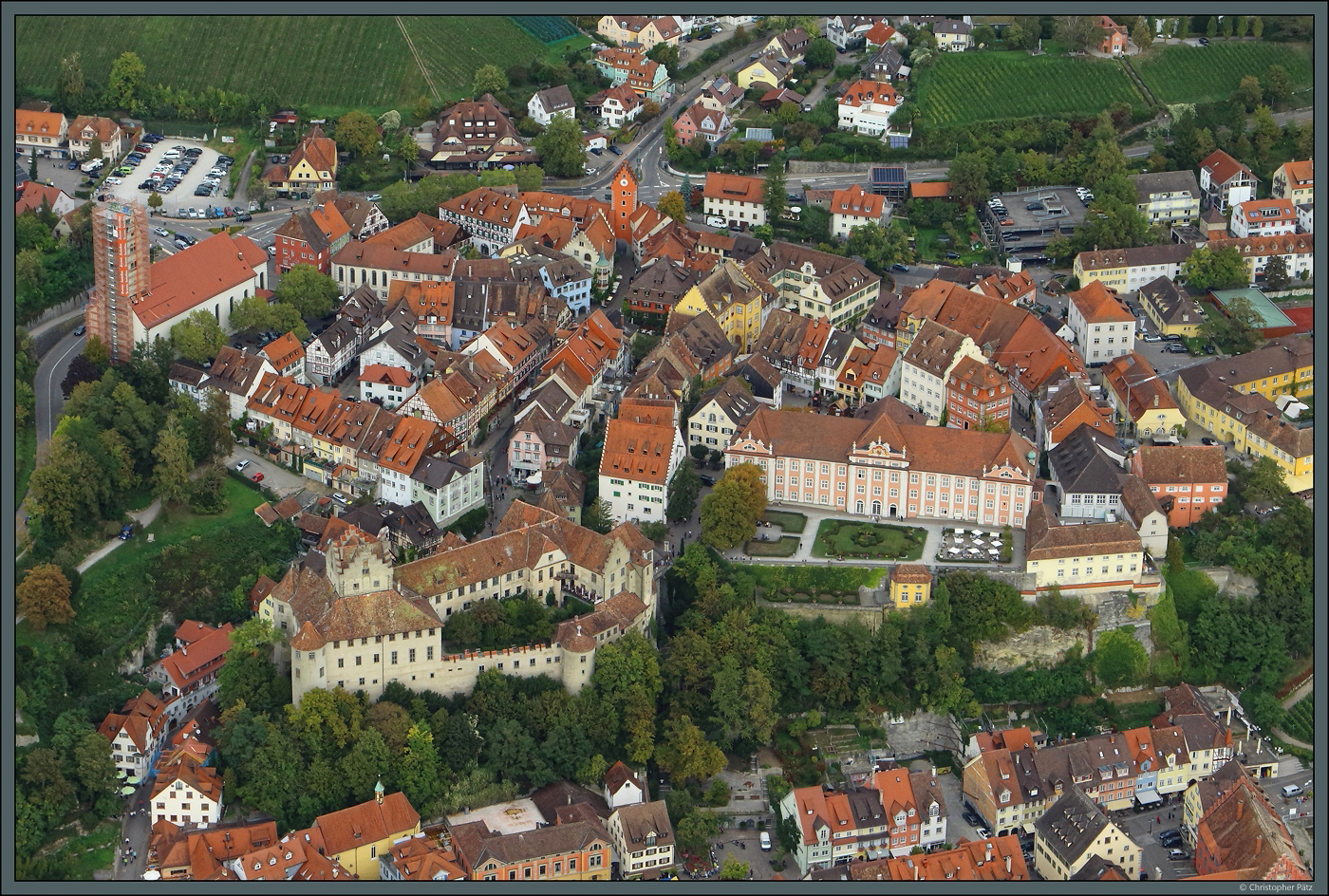 Die Burg Meersburg entstand bereits im 7. Jahrhundert und gilt als lteste bewohnte Burg Deutschlands. Daneben wurde im 18. Jahrhundert das neue Schloss errichtet. Die Stadt ist aufgrund seiner idyllischen Lage am Bodensee und wegen der zahlreichen Winzerstuben und Restaurants ein beliebtes Touristenziel. (Meersburg, 05.10.2023)