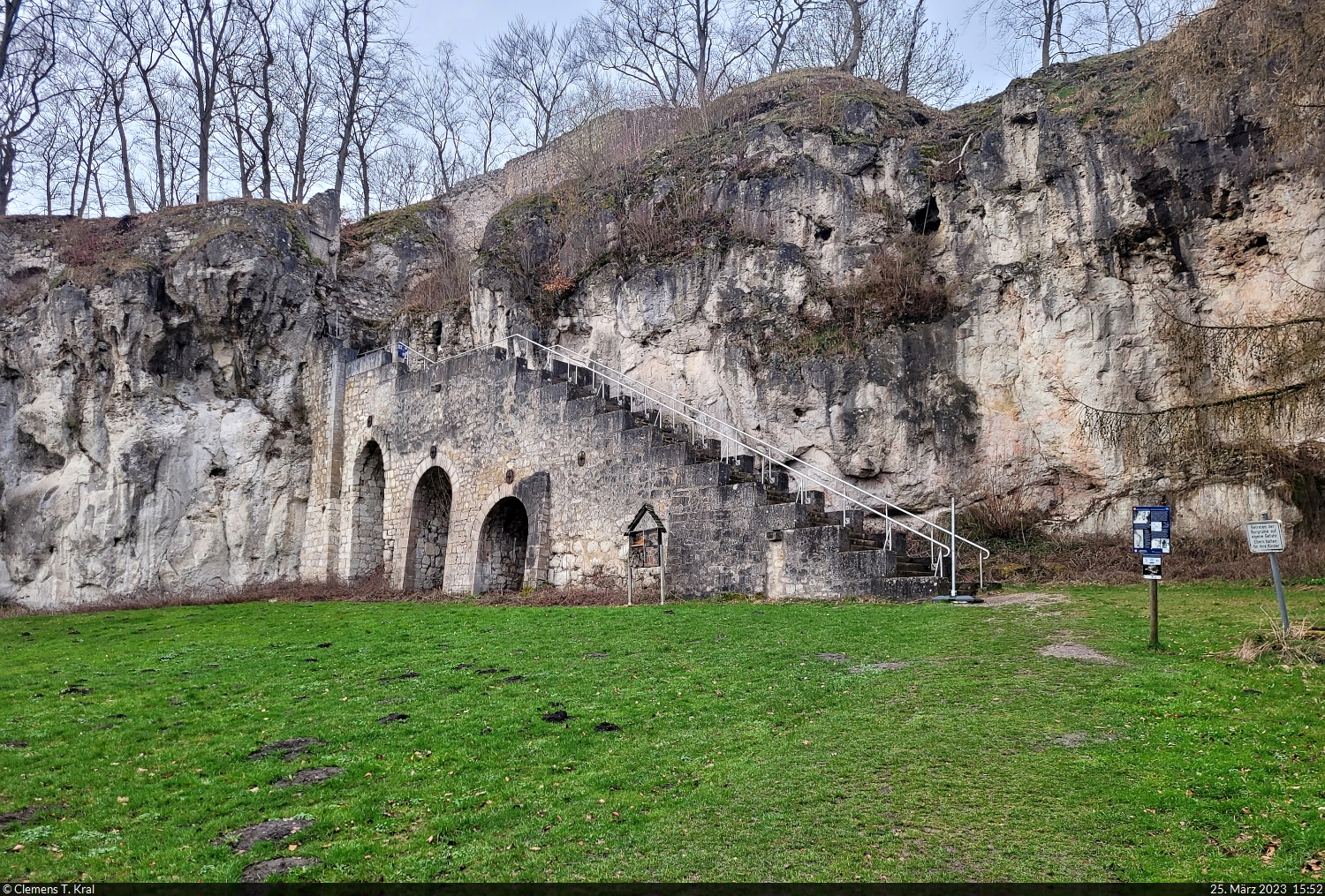 Die Burgruine Scharzfels liegt zwischen Scharzfeld und Barbis und wurde auf einem Dolomit-Felsen gebaut. Eine Treppe fhrt die Besucher auf das Areal der im 10. Jahrhundert errichteten Festung.

🕓 25.3.2023 | 15:52 Uhr