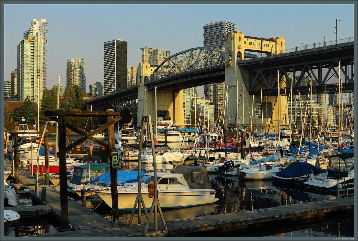 Die Burrard Street Bridge ist die lteste der drei Brcken ber den False Creek in Vancouver. Sie wurde 1932 erffnet und verbindet die Stadtteile Kitsilano und West End. (16.10.2022) 