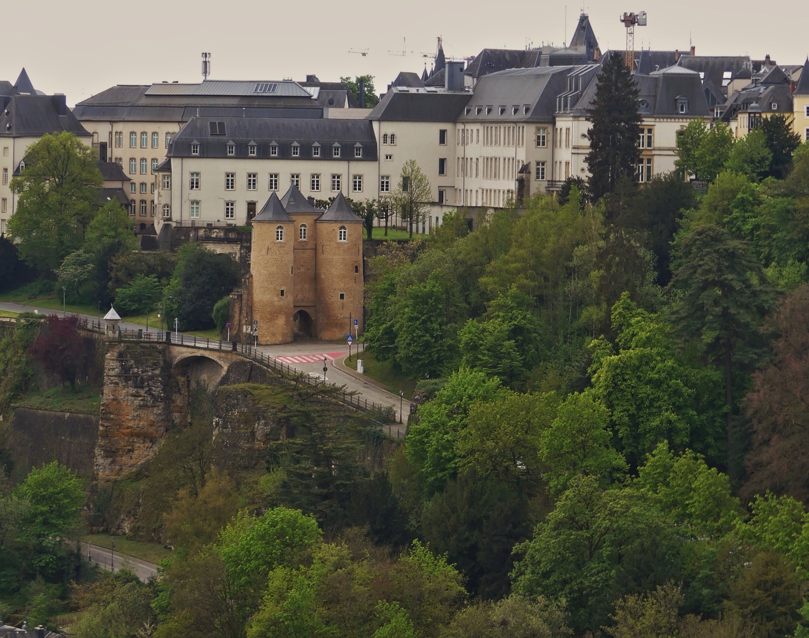 Die Drei Trme, erbaut zwischen dem 12 und 14 Jahrhundert, gehren zur Ringmauer der Stadt Luxemburg, dahinter einen Teil der Oberstadt 04.2024