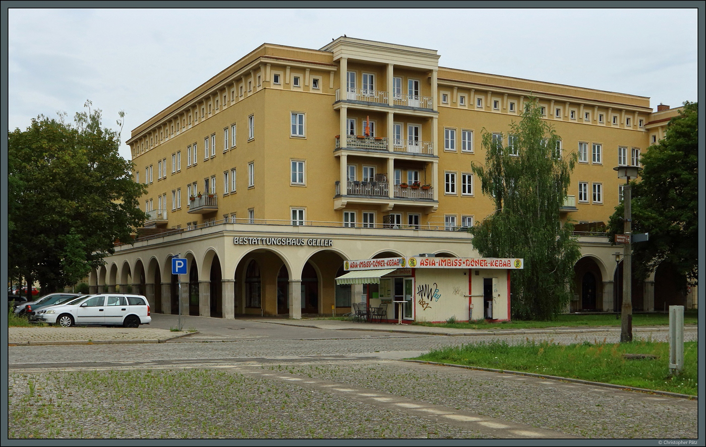 Die Eckbauten des Wohnkomplexes II an der Friedrich-Engels-Strae in Eisenhttenstadt wurden aufwndig mit Arkaden gestaltet. Sie entstanden 1953/54 und stehen unter Denkmalschutz. (Eisenhttenstadt, 05.08.2023)