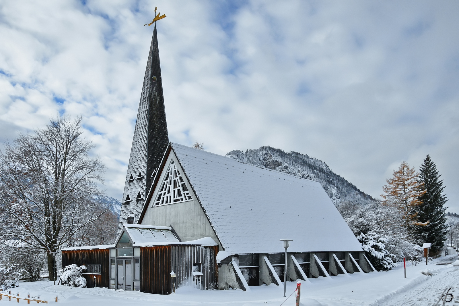 Die evangelische Auferstehungskirche wurde im Jahr 1969 eingeweiht. (Pfronten, November 2023)