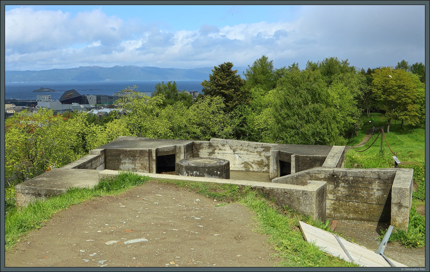 Die Festung Kristiansten wurde bis ins 20. Jahrhundert zu militärischen Zwecken genutzt. Jüngstes Relikt ist diese aus der Zeit der deutschen Besatzung stammende Flakstellung. (Trondheim, 26.05.2023)