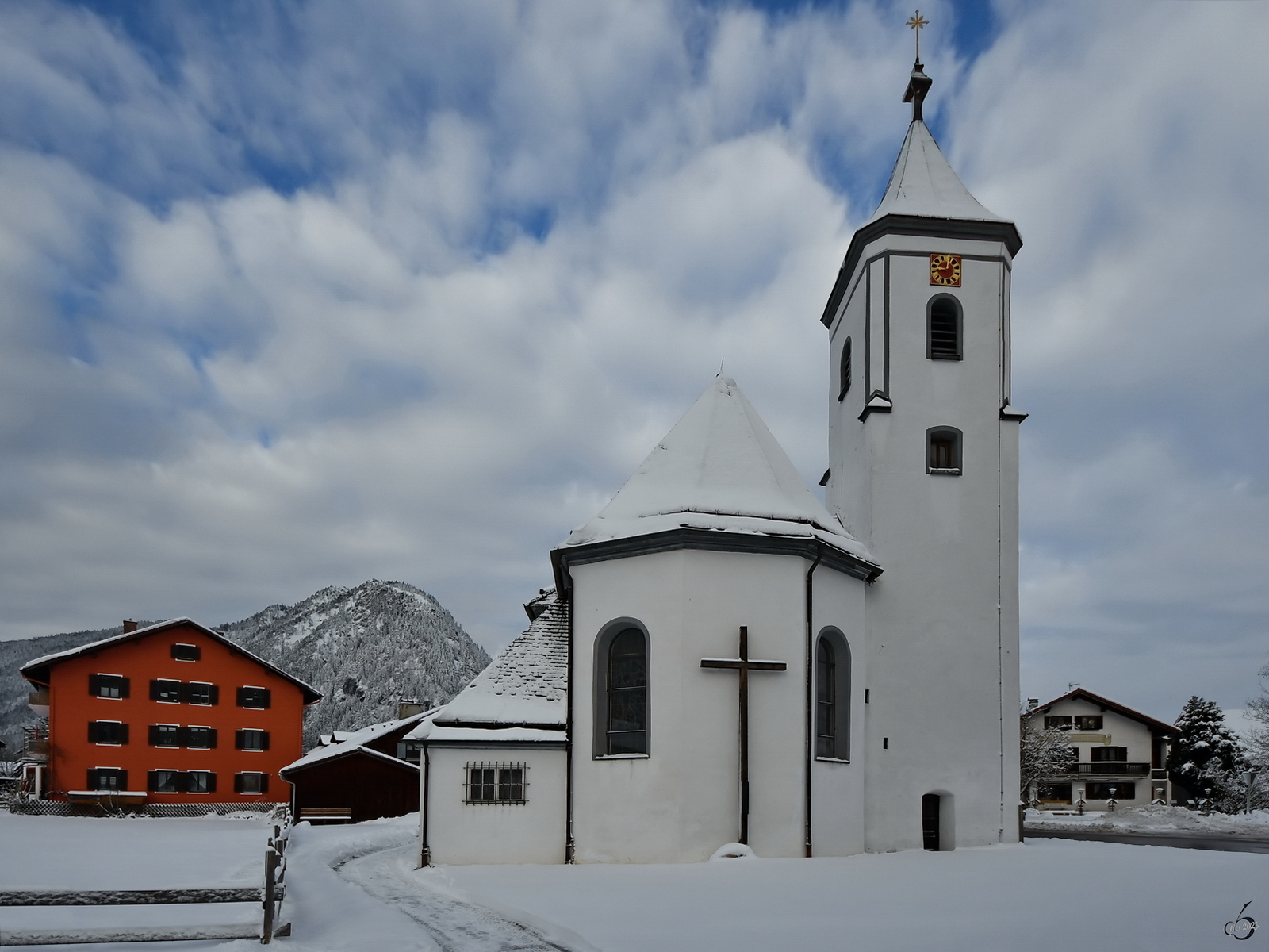 Die Filialkirche St. Michael in Pfronten erhielt ihr heutiges Aussehen im Jahre 1781. (November 2023)