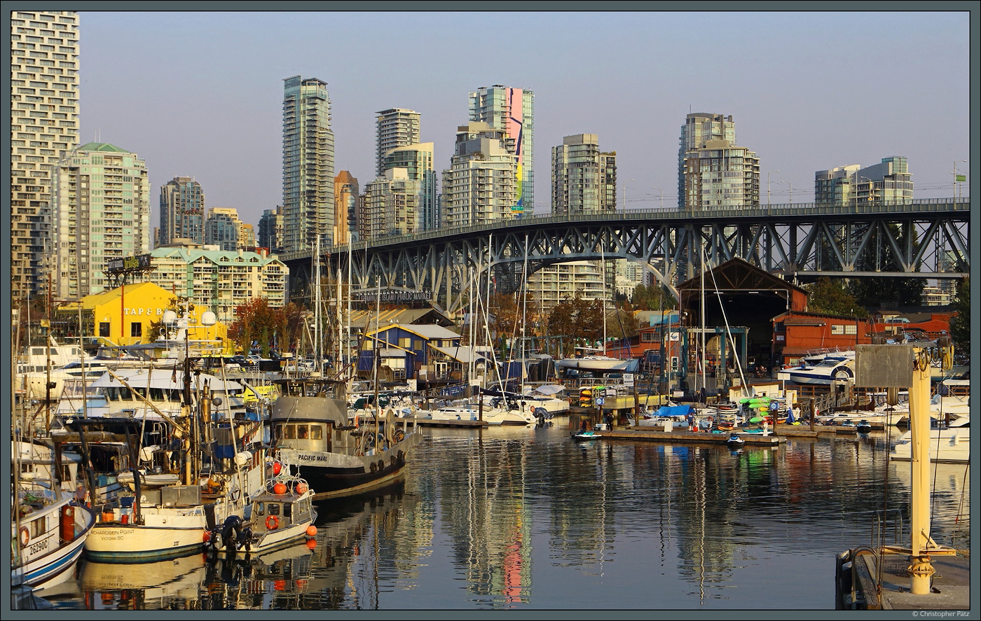 Die Granville Street Bridge wurde 1954 erffnet und verbindet die Stadtteile Downtown und Fairview in Vancouver. Sie berquert Granville Island, wo es neben Bootsbaubetrieben auch eine bei Touristen beliebte Markthalle sowie Theater und Kneipen gibt. Davor befindet sich der Hafen Fisherman's Wharf. (Vancouver, 16.10.2022)