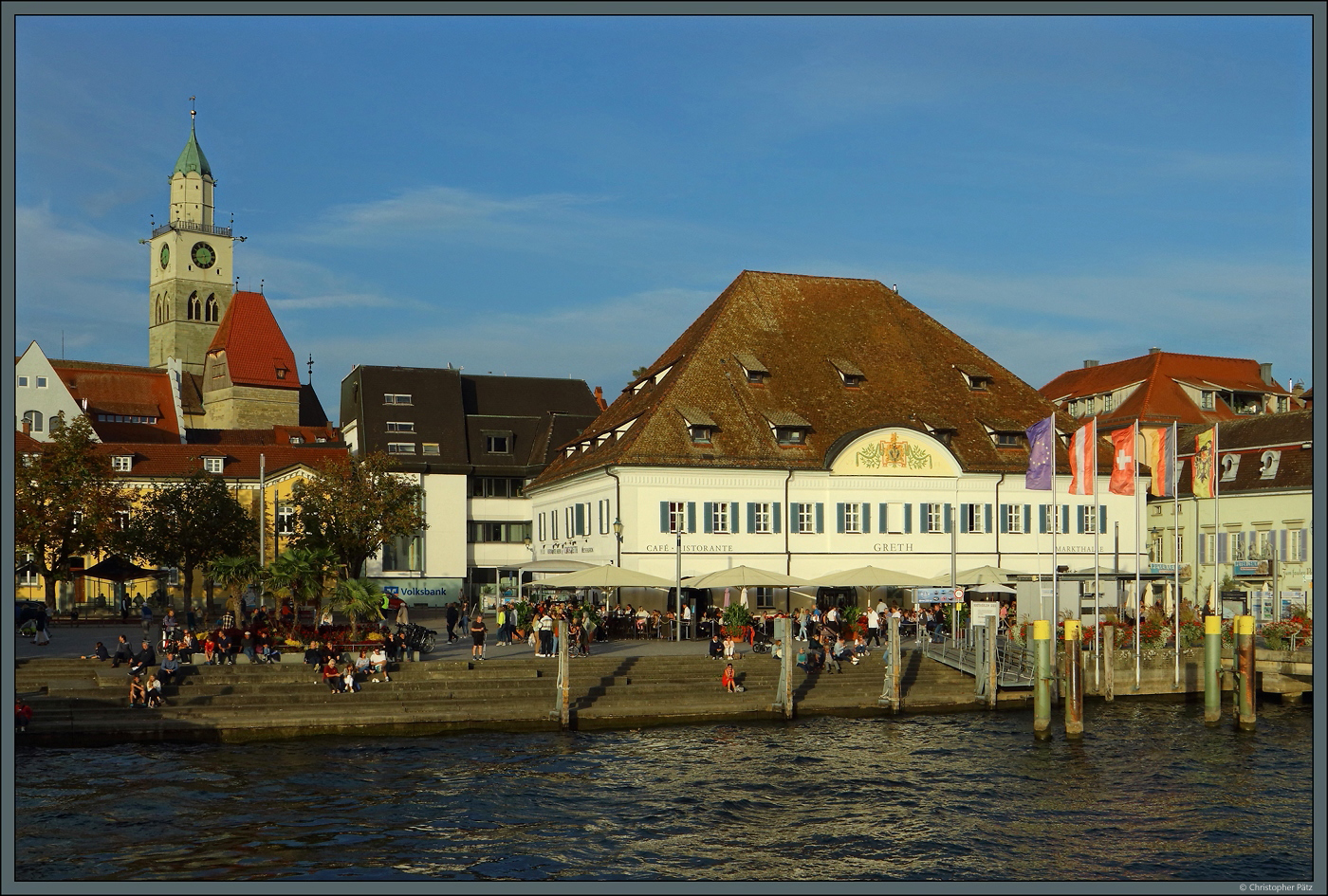 Die Greth ist das ehemalige Speicher- und Handelshaus der Stadt berlingen am Bodensee. Das Gebude erhielt seine heute Form im 18. Jahrhundert, basiert in Teilen aber bereits auf dem mittelalterlichen Vorgngerbau. Heute befindet sich im Inneren unter anderem ein Kino. Im Hintergrund erhebt sich das Mnster St. Nikolaus. (berlingen, 07.10.2023)